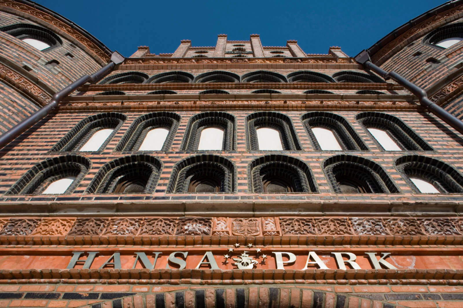 Das Holstentor von unten fotografiert. Der mittlere Bereich ist im Fokus.