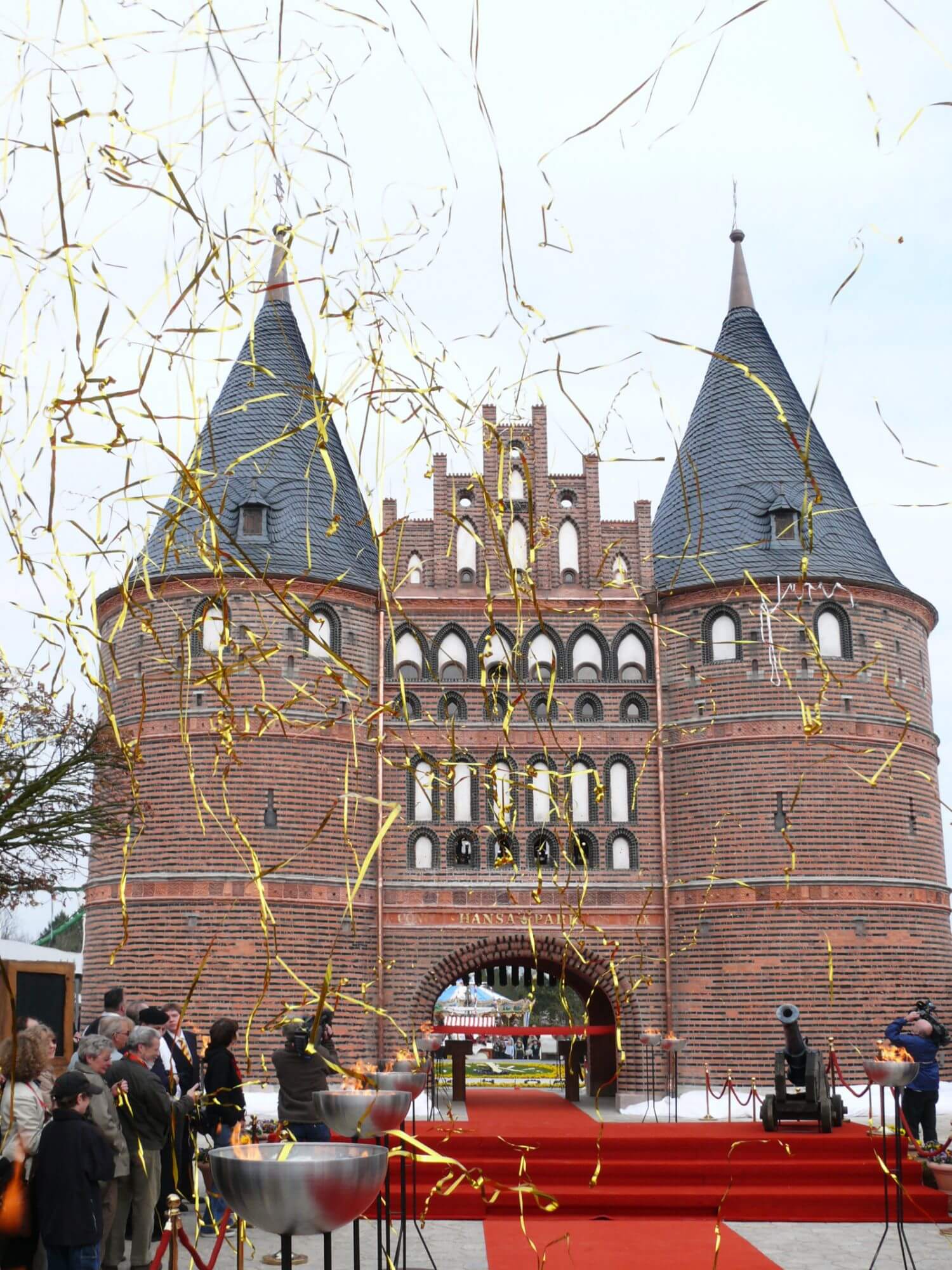 Die Einweihnung des Holstentor. Goldene Konfetti Luftschlangen fliegen in durch die Luft.