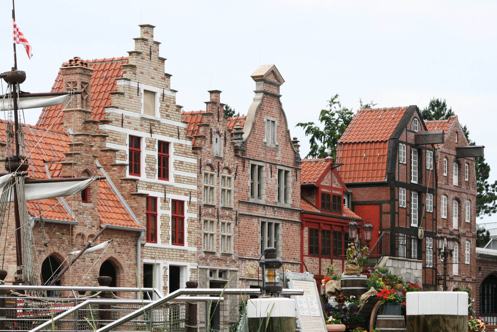 Die Arcaden aus Brügge und Hamburg. Jede der Arcaden hat einen anderen Giebel und eine andere Größe.