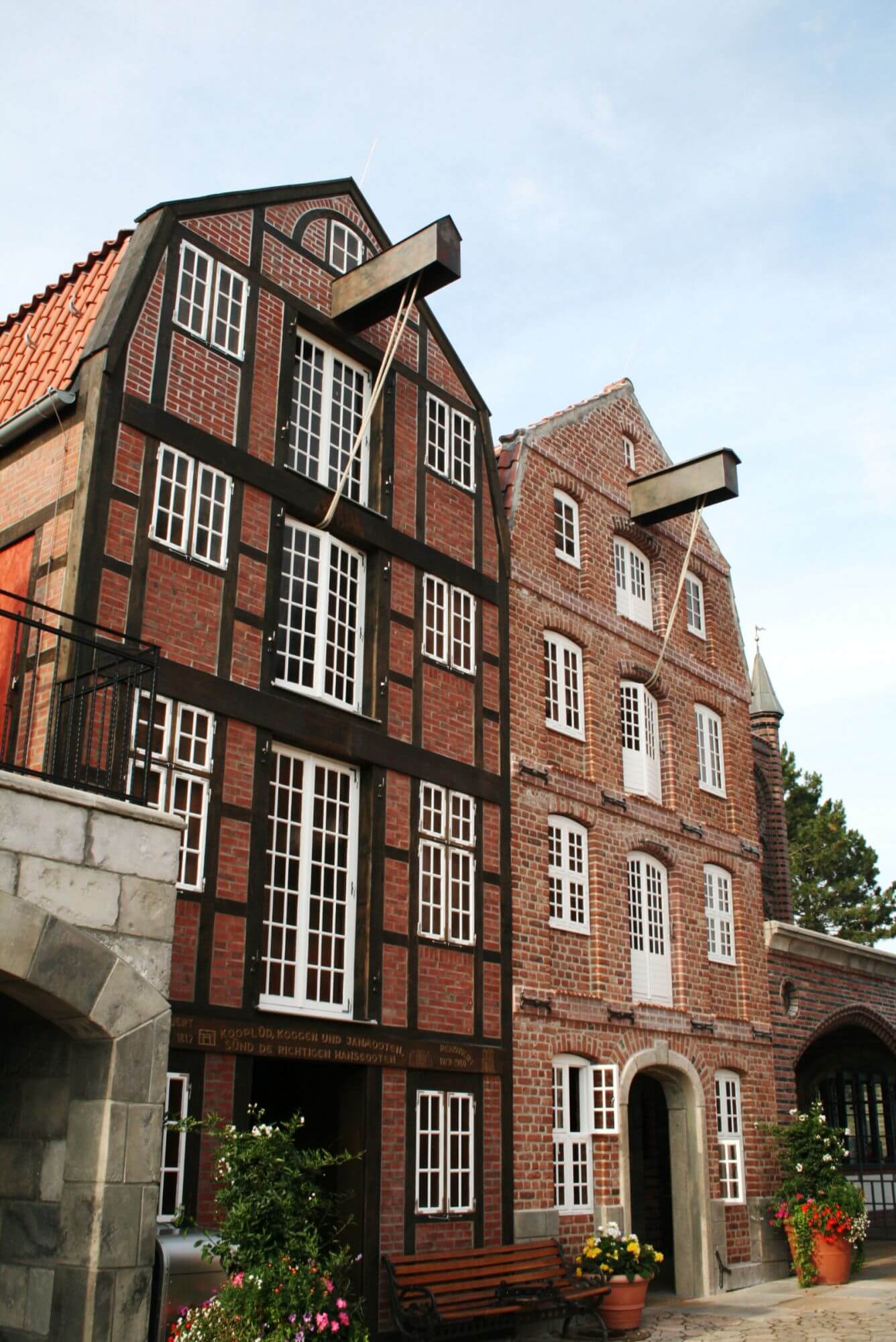 Die Arcaden aus Hamburg. Zwei Häuser wie Kauffmanns Häusern mit einem Giebelkran.