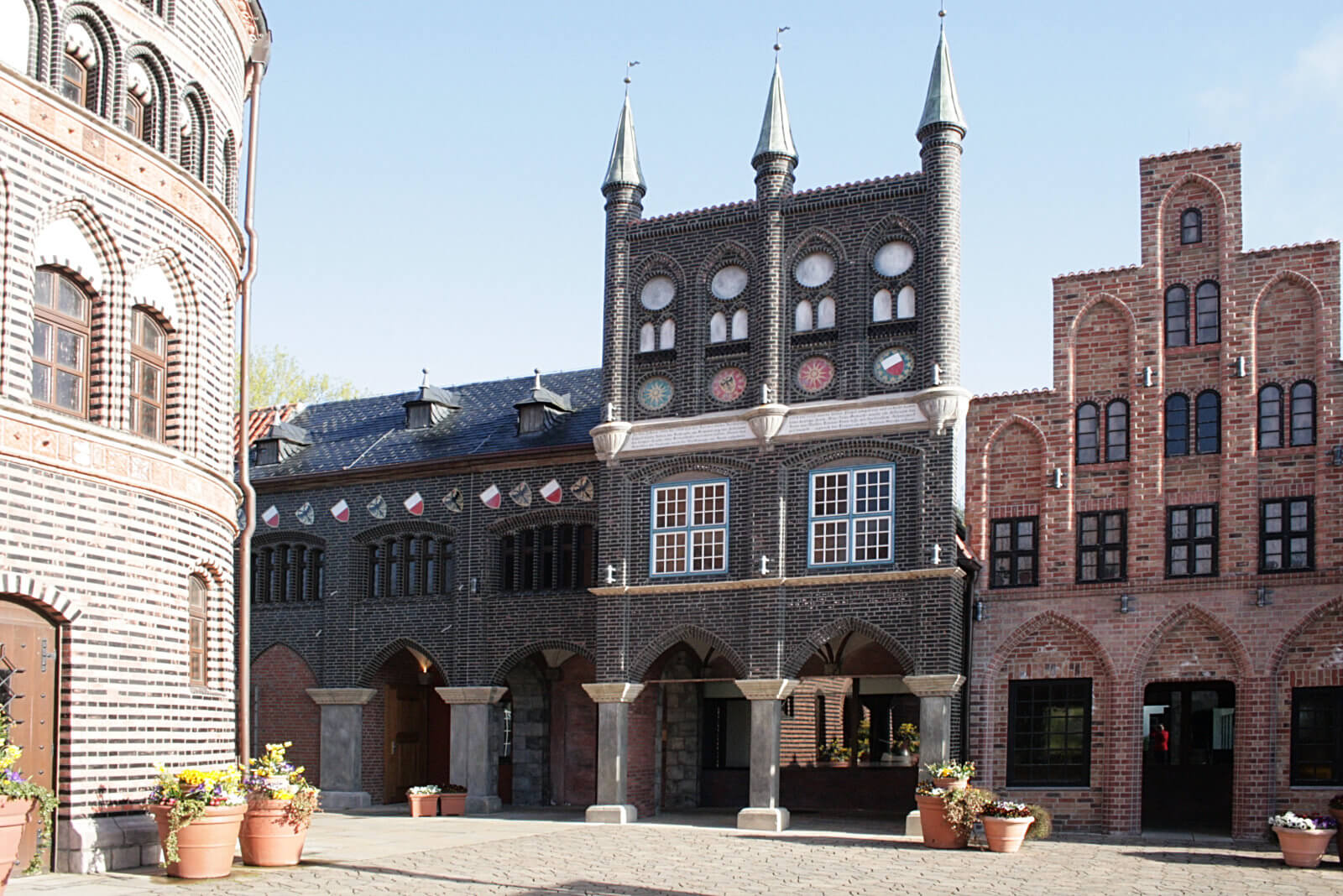 Blick auf die Arcaden aus Lübeck und Rostock. Das Lübecker Rathaus und das Hausbaumhaus.