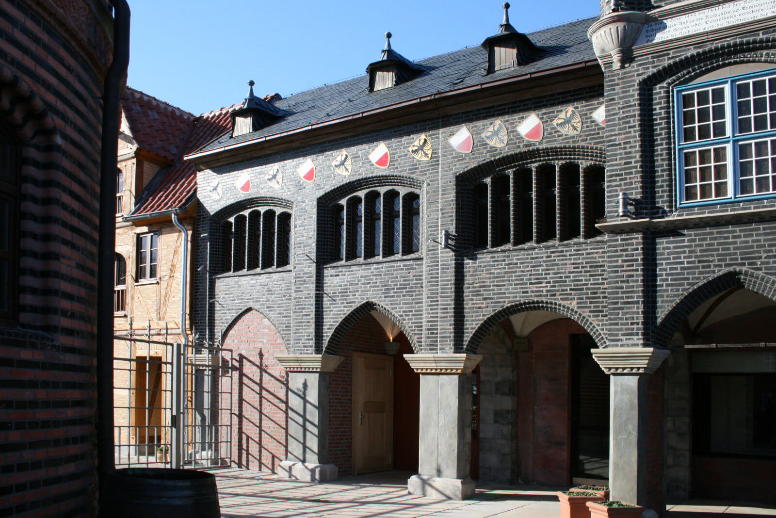Blick auf die Arcaden aus Lübeck. Das Lübecker Rathaus vor der Frontseite.