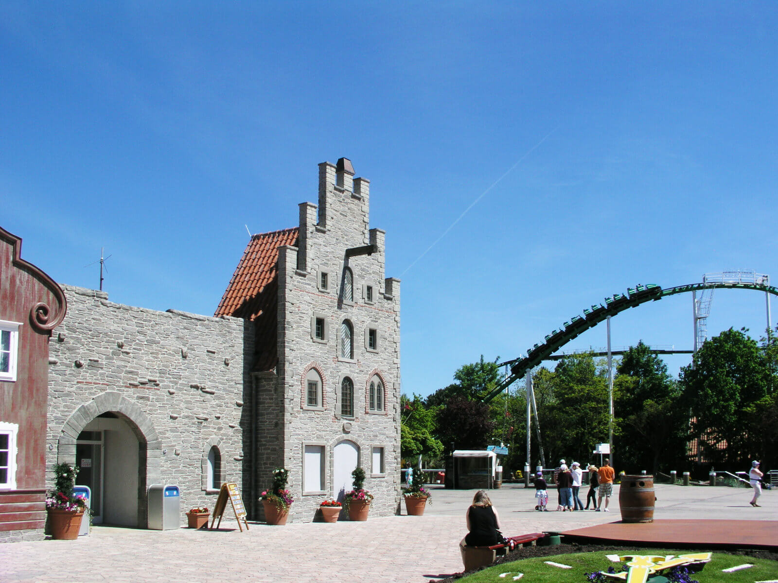 Blick auf die Arkaden Visby. Die Stadtmauer von Visby und das Apothekenhaus aus Visby.