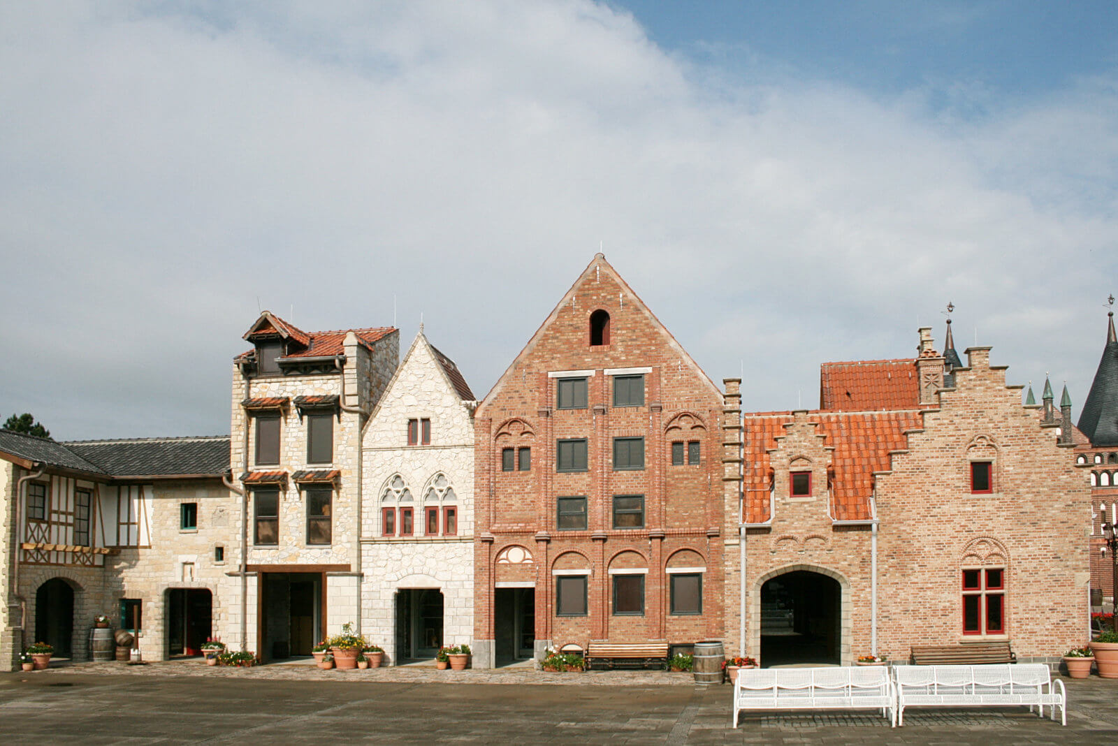 Blick auf die Arkaden aus Brügge, Groningen und Paris. Sie erheben sich nebeneinander.