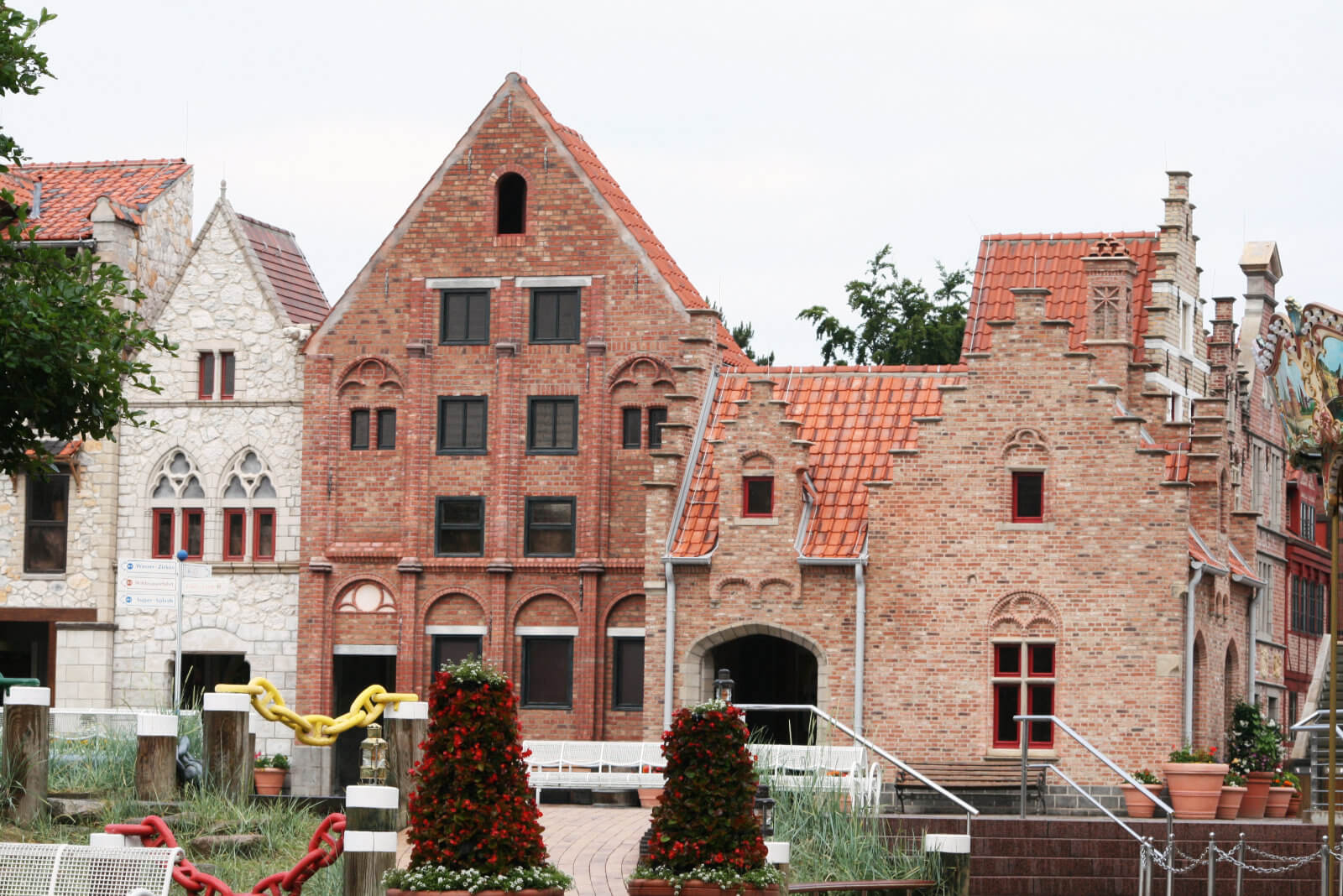 Blick auf die Arkaden aus Brügge, Groningen und Paris von weiter weg.