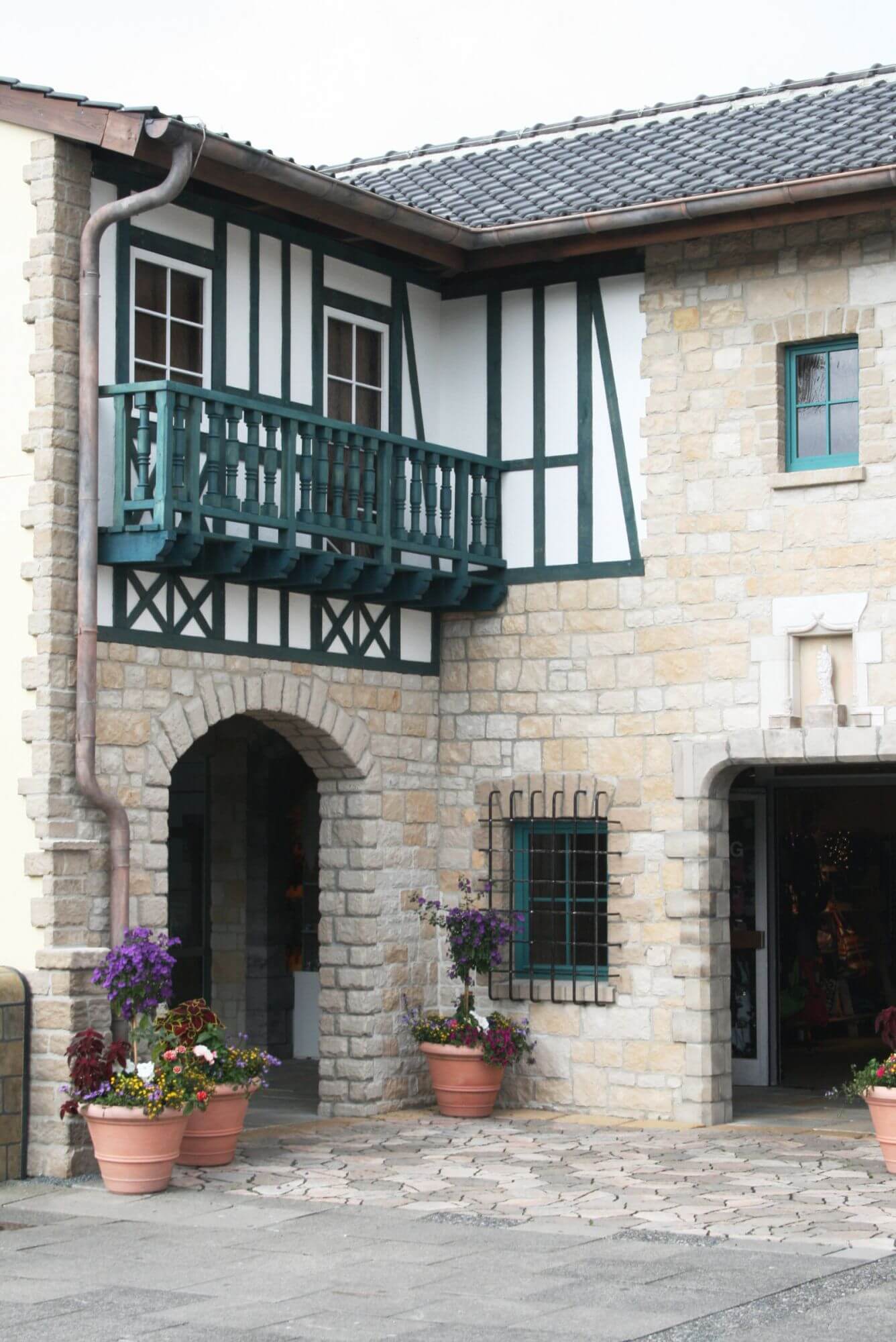 Blick auf die Arkaden aus Paris. Das Gebäude heißt Cadran Solaire. Es hat eine Balkon.