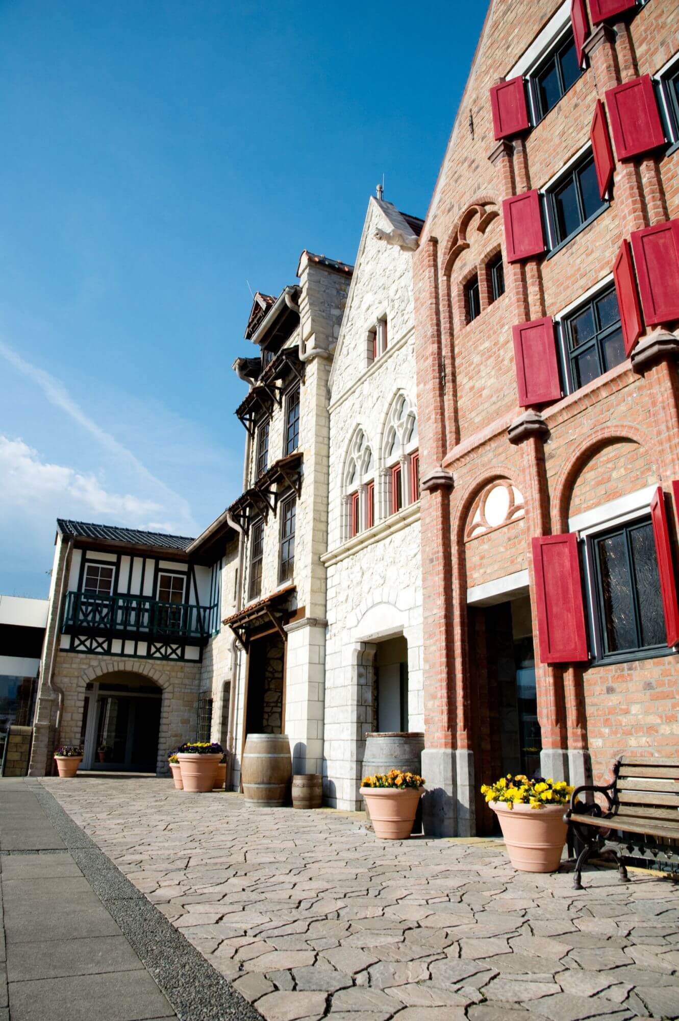 Blick auf die Arkaden aus Groningen und Paris. Davor stehen Bänke oder Blumentöpfe.