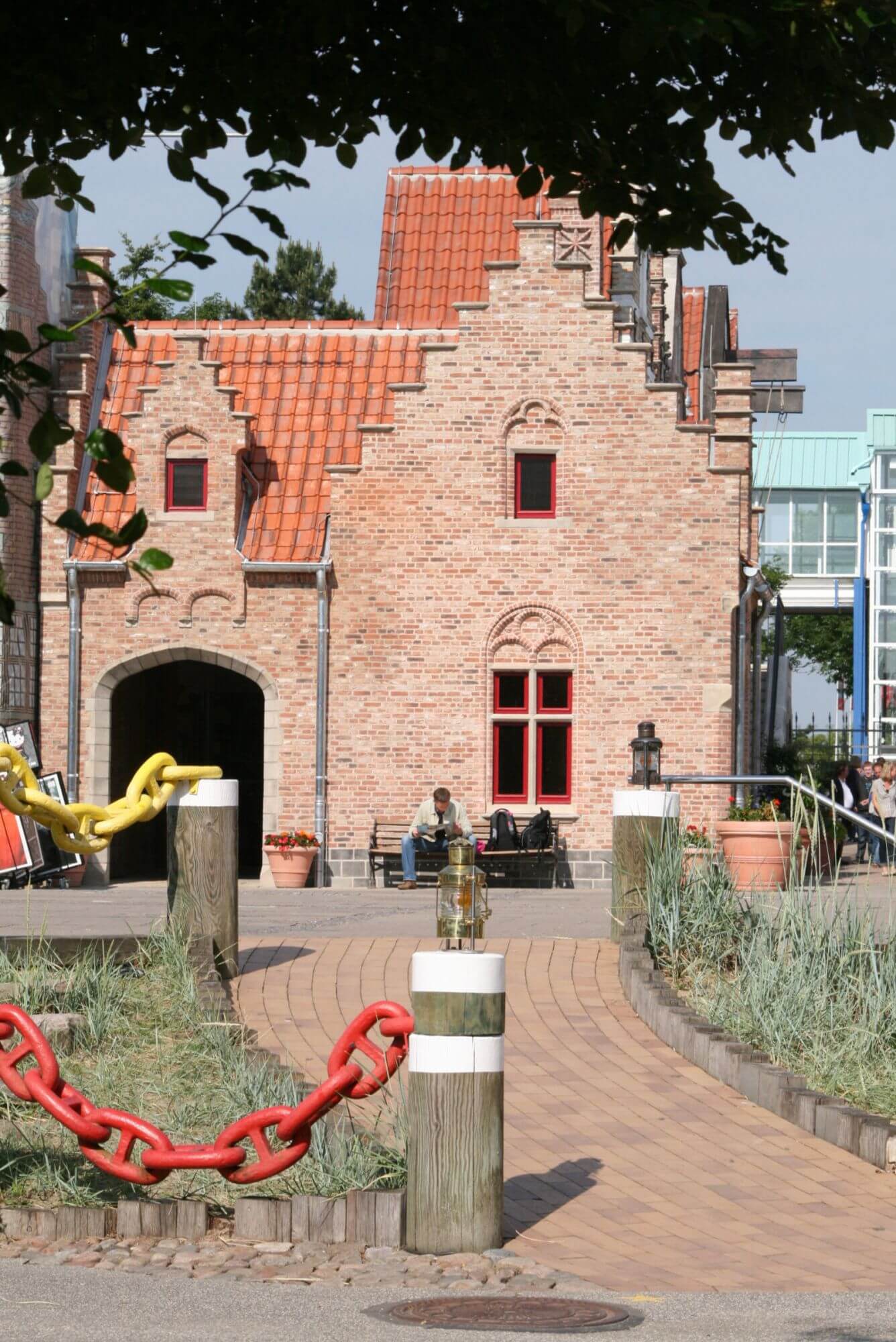 Blick auf die Arkaden aus Brügge. Das Gebäude heißt Gruuthusestraat. Ein Weg ist davor.