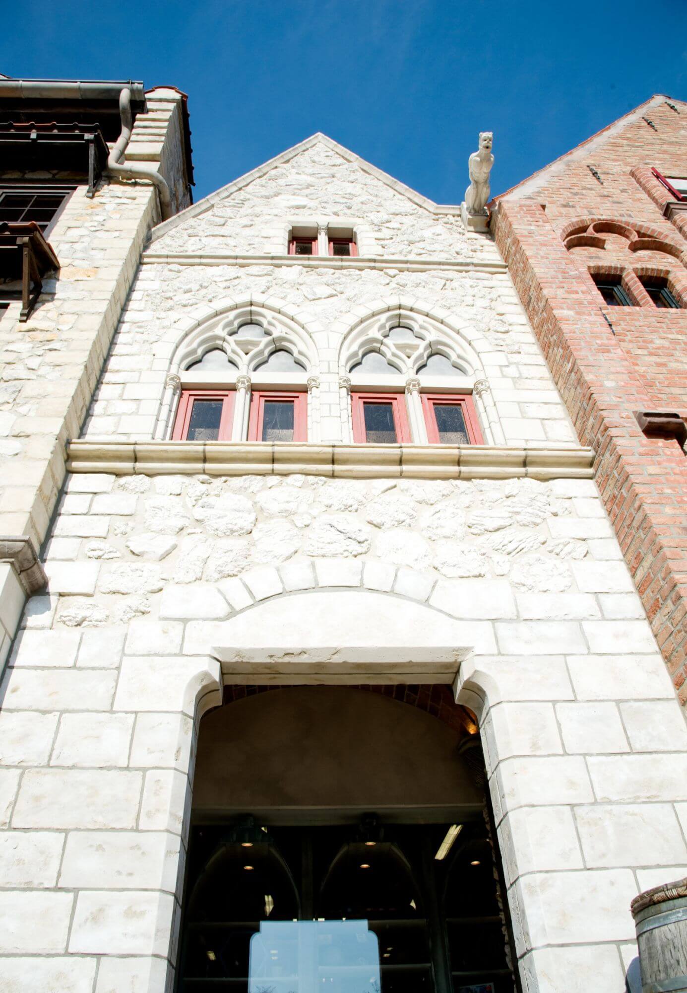 Blick auf die Arkaden aus Paris. Das Gebäude heißt Hotel de Vauluisant.
