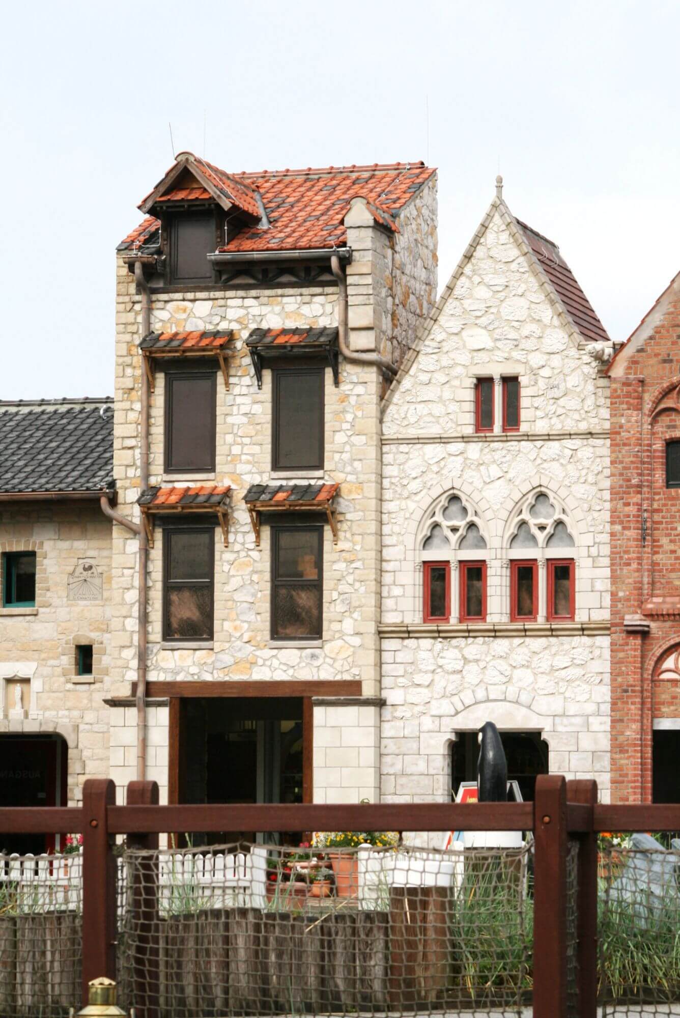Blick auf die Arkaden aus Paris. Die Gebäude sehen am Giebel sehr unterschiedlich aus.