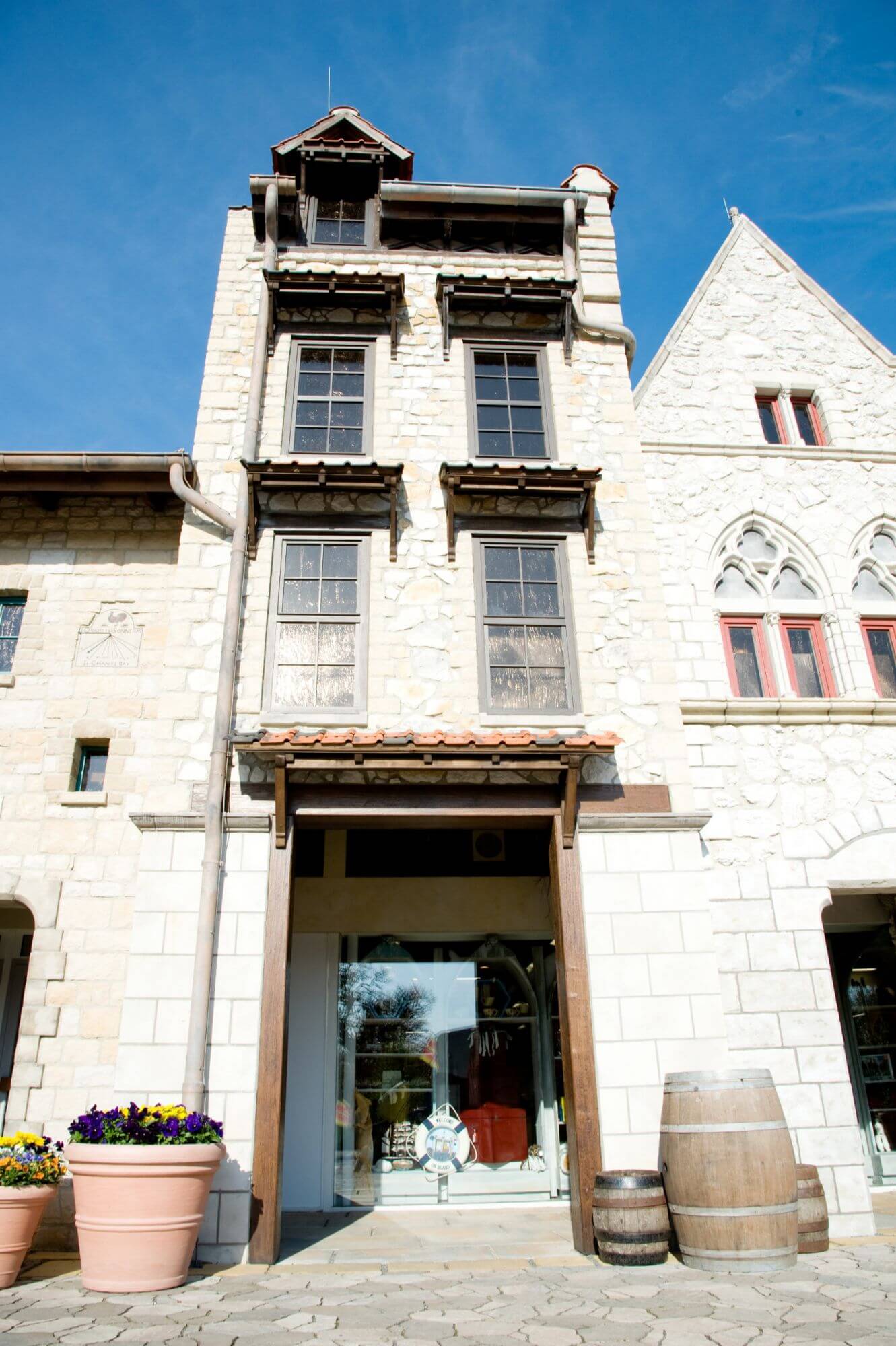 Blick auf die Arkaden. Diese Gebäude nennt sich Stadthaus. Jedes Fenster hat ein Dachüberstand.