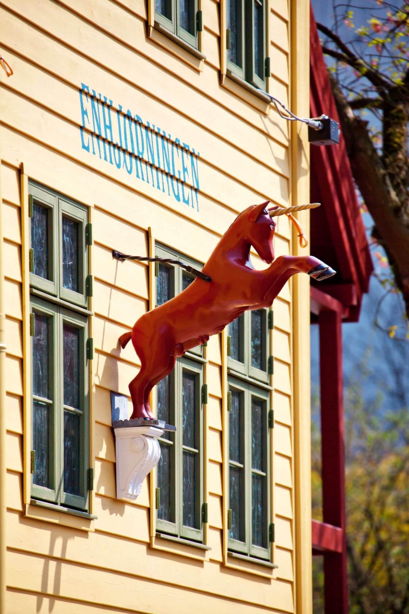 Blick auf die Arkaden des Vorplatzes. Das gelbe Gebäude heißt Enhjorningen. Es hat grünen Fenster.