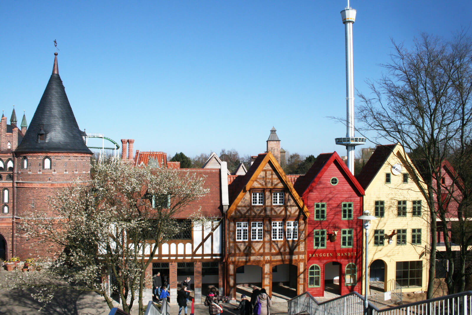 Blick auf die Arkaden des Vorplatzes. Diese sind aus London, Ribe und Bergen.
