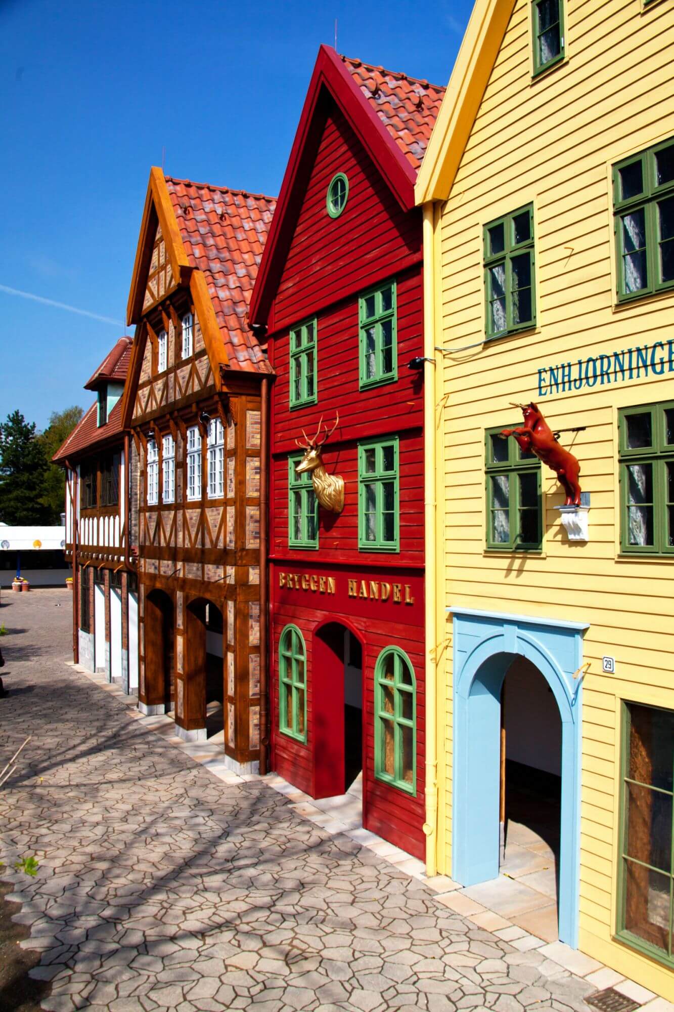 Blick auf die Arkaden des Vorplatzes. Diese sind aus London, Ribe und Bergen von der Seite.