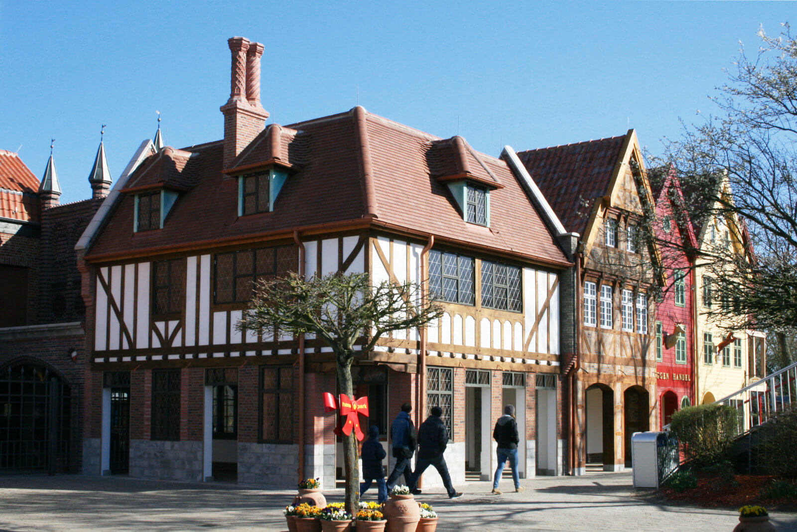 Blick auf die rechte Ecke der Arkaden des Vorplatzes. Hier stammt das Vorbild aus London.