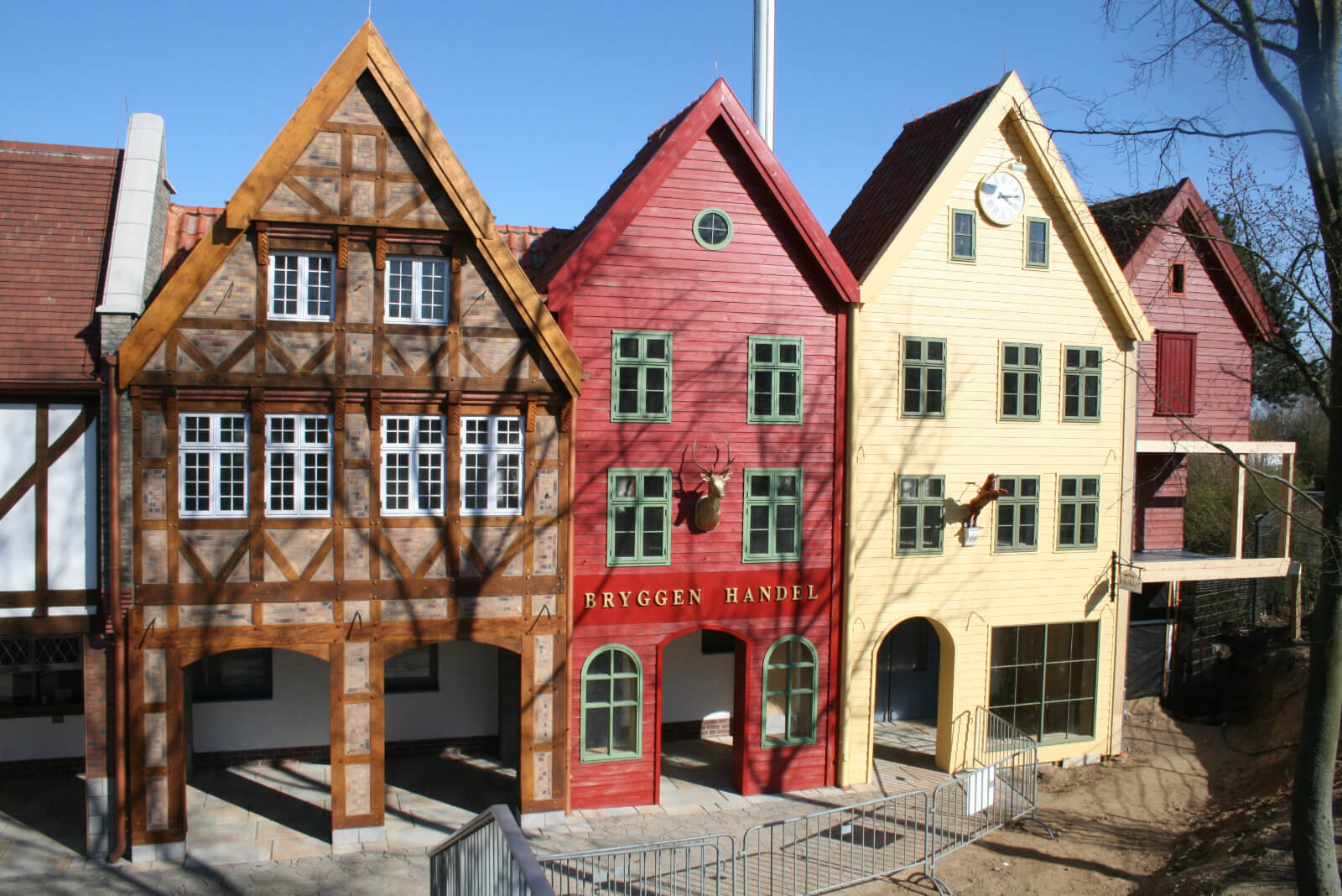 Blick auf die Ecke der Arkaden des Vorplatzes. Hier sind Ribe und Bergen nebeneinander.