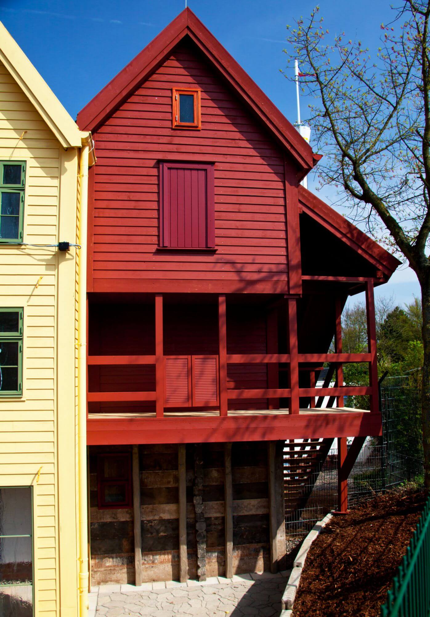 Blick auf die Arkaden des Vorplatzes. Das rote Gebäude heißt Svensgarden.
