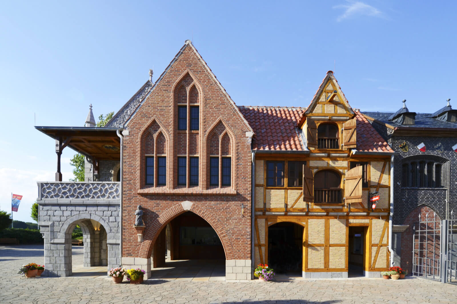 Blick auf die Arkaden des Vorplatzes. Nebeneinander stehen die Gebäude aus Bremen und Kopenhagen.