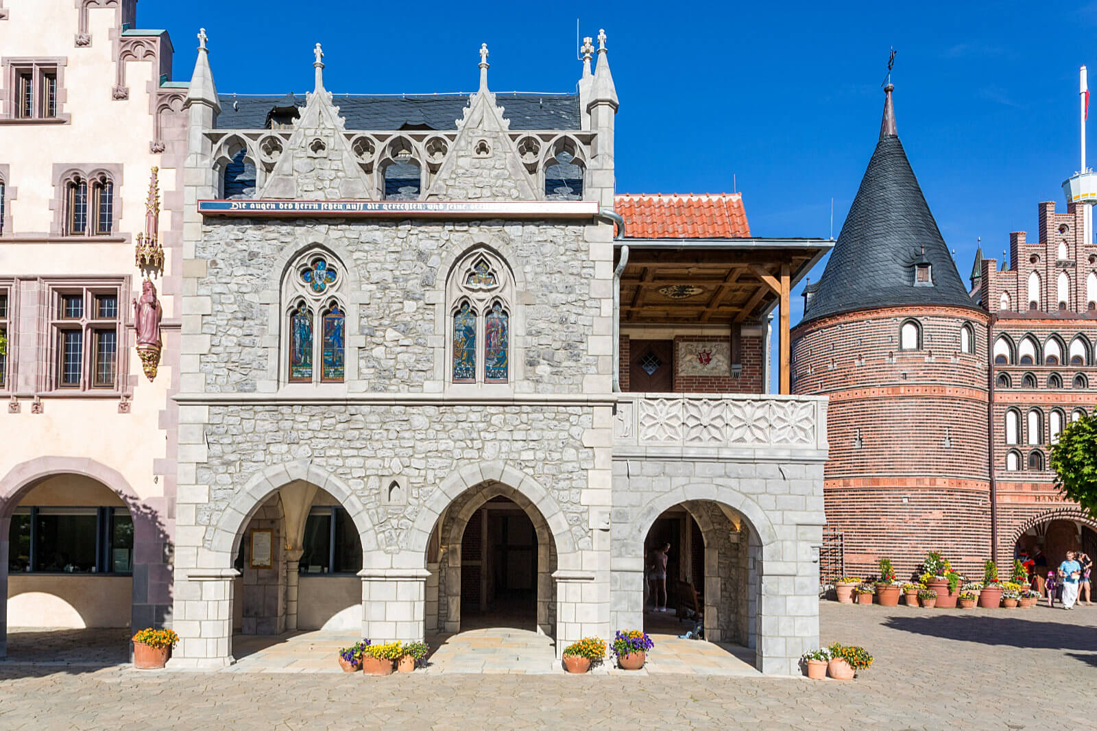 Blick auf die Arkaden des Vorplatzes. Das Gebäude an der linken Ecke ist das Goslar Rathaus.