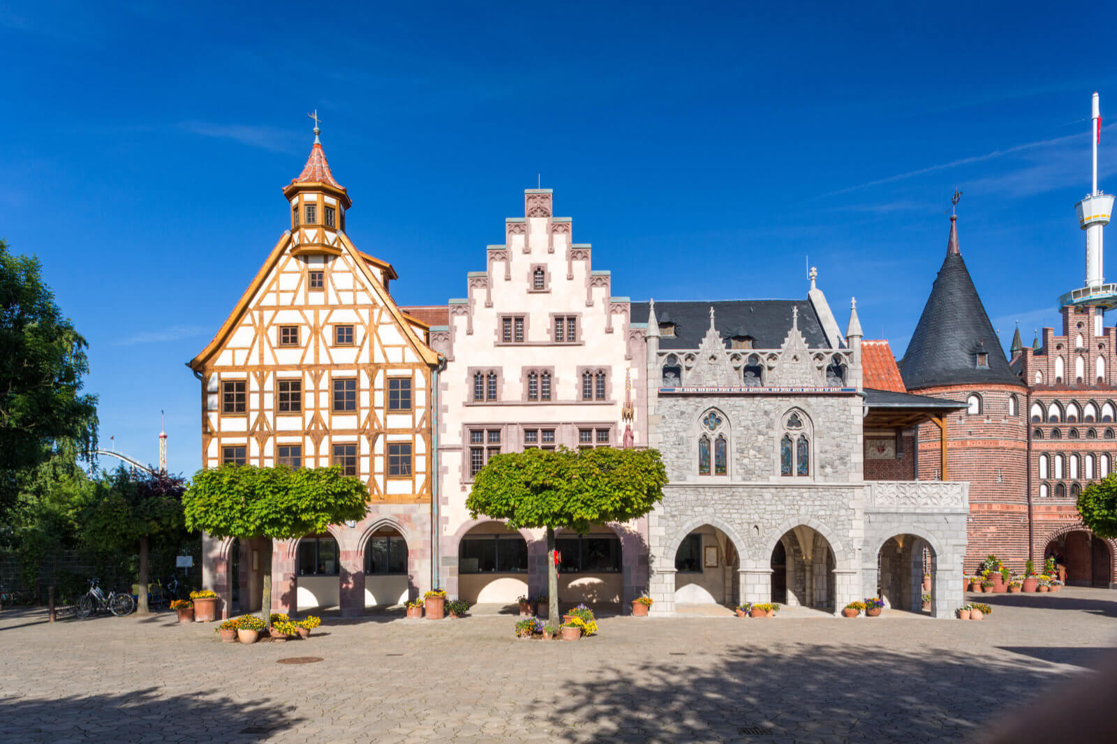Blick auf die Arkaden des Vorplatzes. Die Gebäude Nürnberg, Frankfurt und Goslar von vorne.