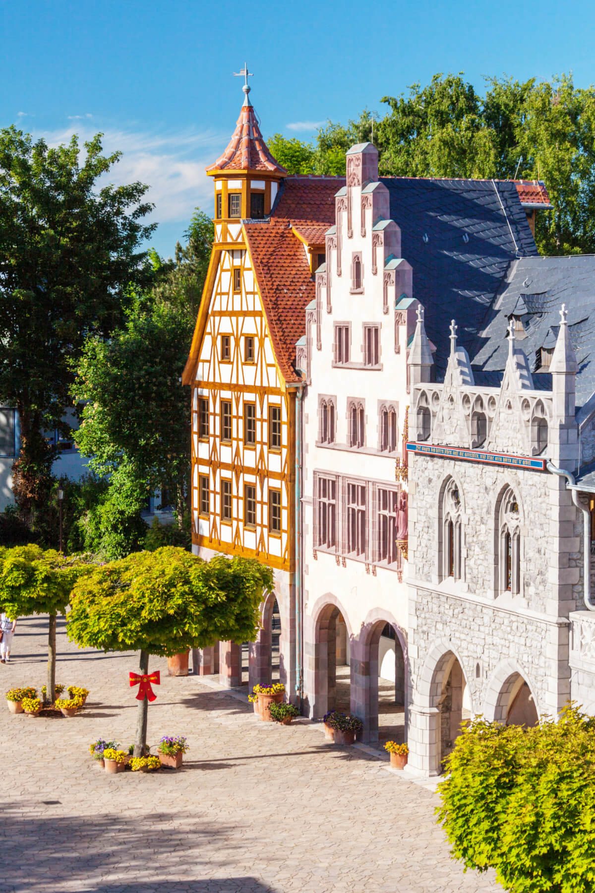 Blick auf die Arkaden des Vorplatzes. Die Gebäude Nürnberg, Frankfurt und Goslar von der Seite.