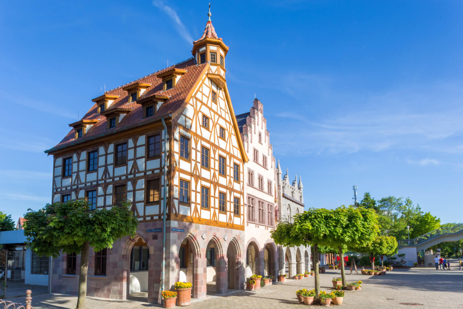 Blick auf die Arkaden des Vorplatzes. Das Gebäude Pilatushaus aus Nürnberg steht im Vordergrund.