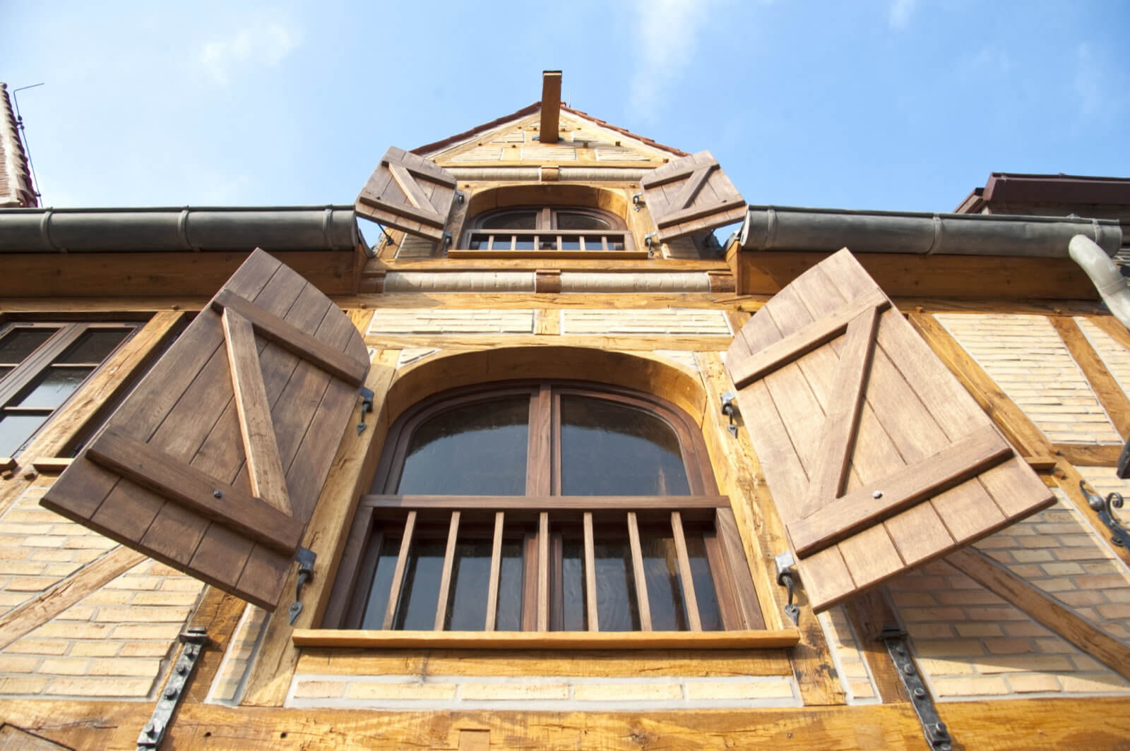 Auf zwei Etagen sind die Fensterläden des Gebäudes Wildersgade aus Kopenhagen geöffnet.