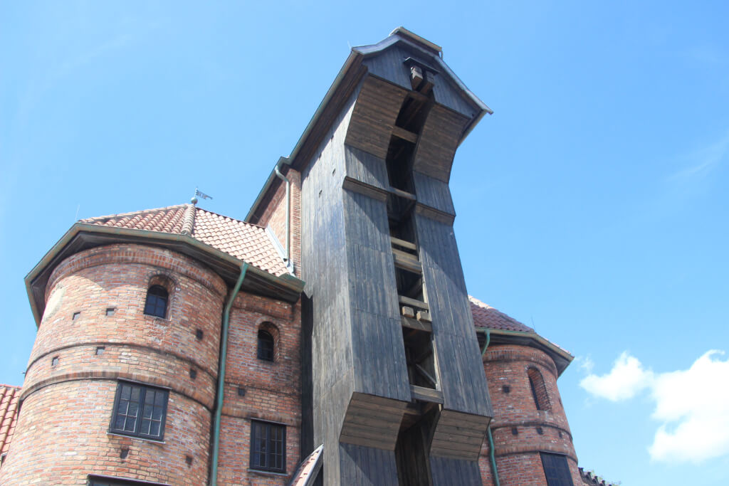 Das Krantor von Danzig von unten. Der Bereich des Krans ist im Fokus.