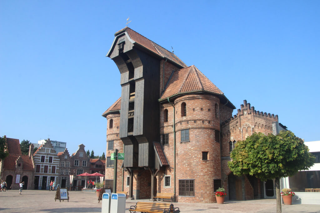 Das Krantor von Danzig von der Seite man sieht dahinter die anderen hanseatischen Arkaden.