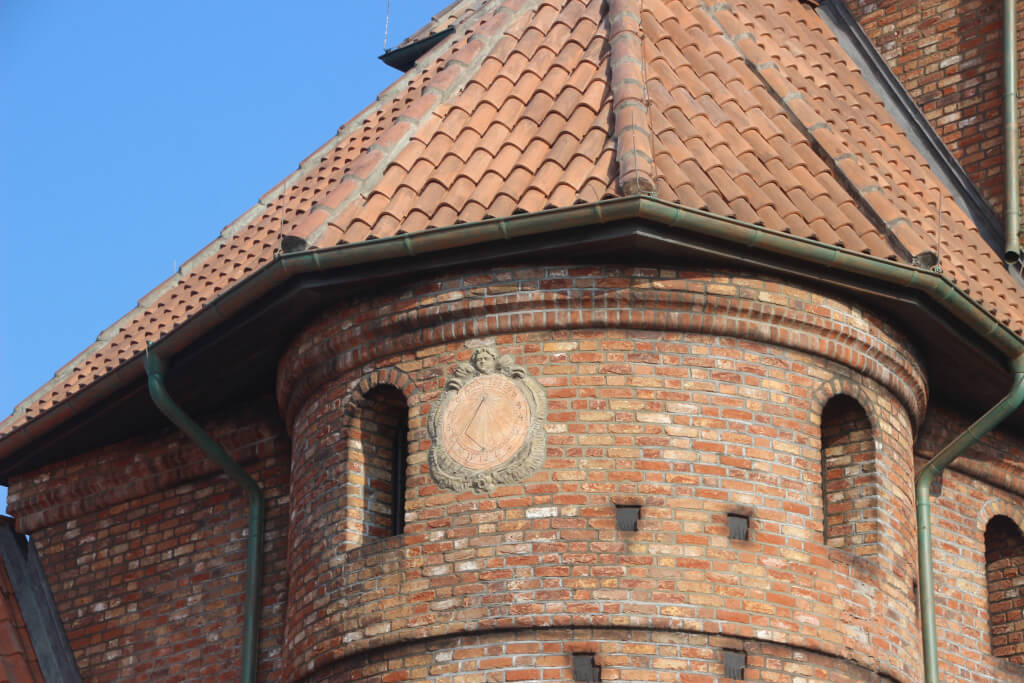 Am Turm des Krantor von Danzig befindet sich eine Sonnenuhr.