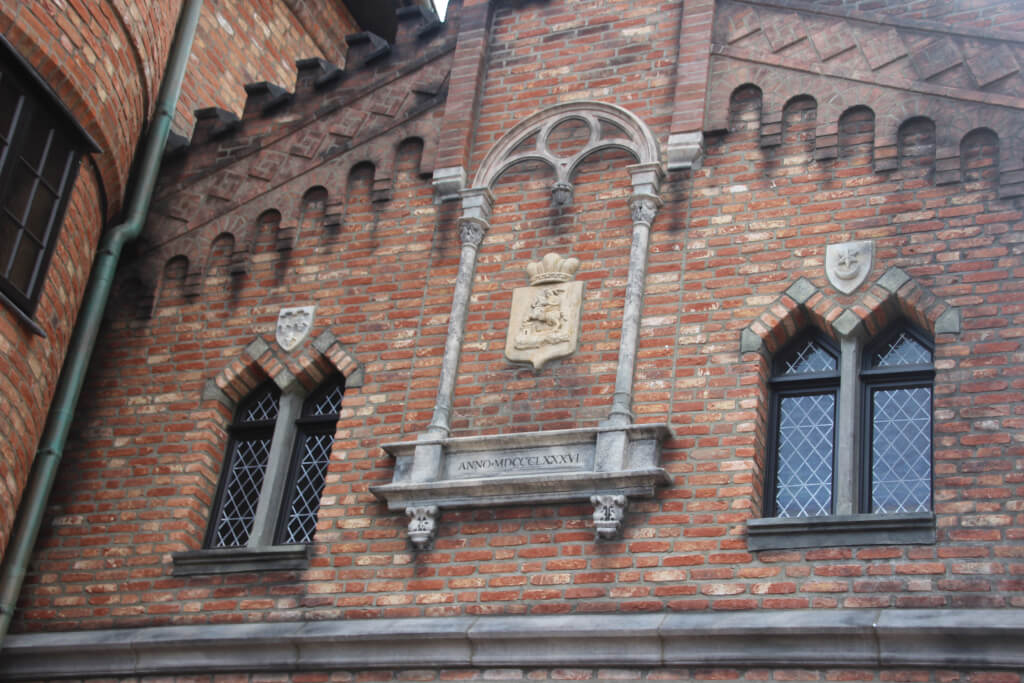 Das Krakauer Czaroryski-Museum hat im Giebel verzierte Fenster und eine Schmuck Rahmen.