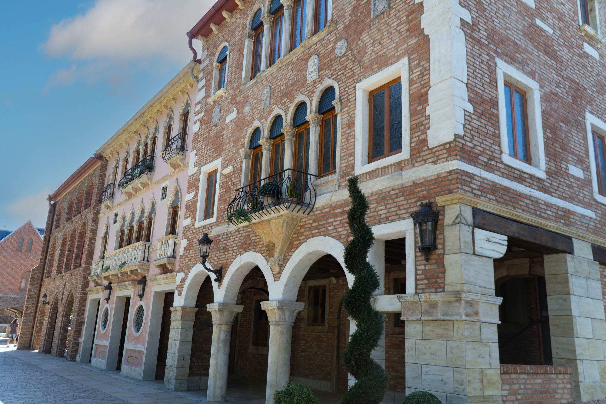 An der Ecke der Arkaden befindet sich der venezianische Palazzo Falier.