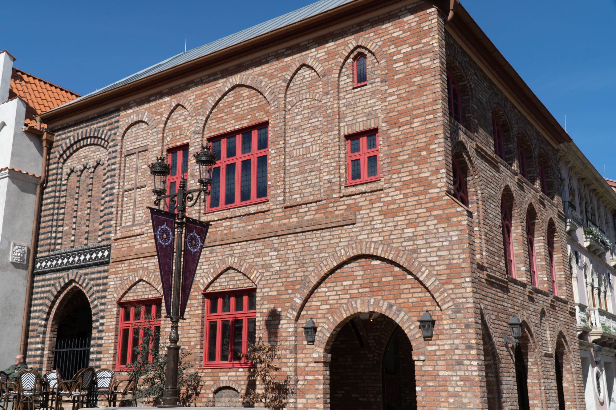 Die Arkaden der HANSE in EUROPA. Gebäude steht in Stralsund und ist das Rathaus am Alten Markt.