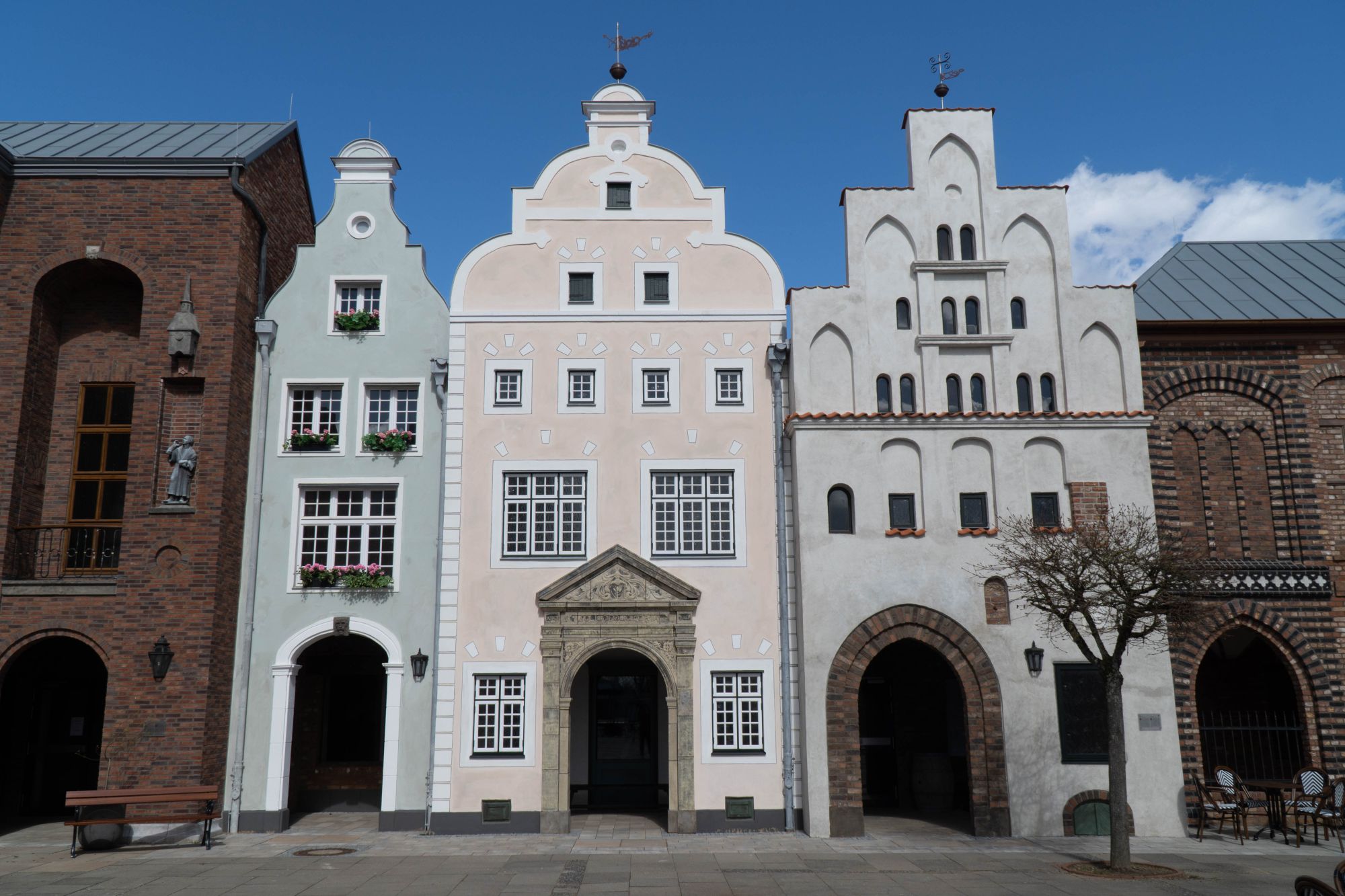 Die Arkaden der HANSE in EUROPA. Hier sind die drei Arkaden genannt die drei Brüder nebeneinander.