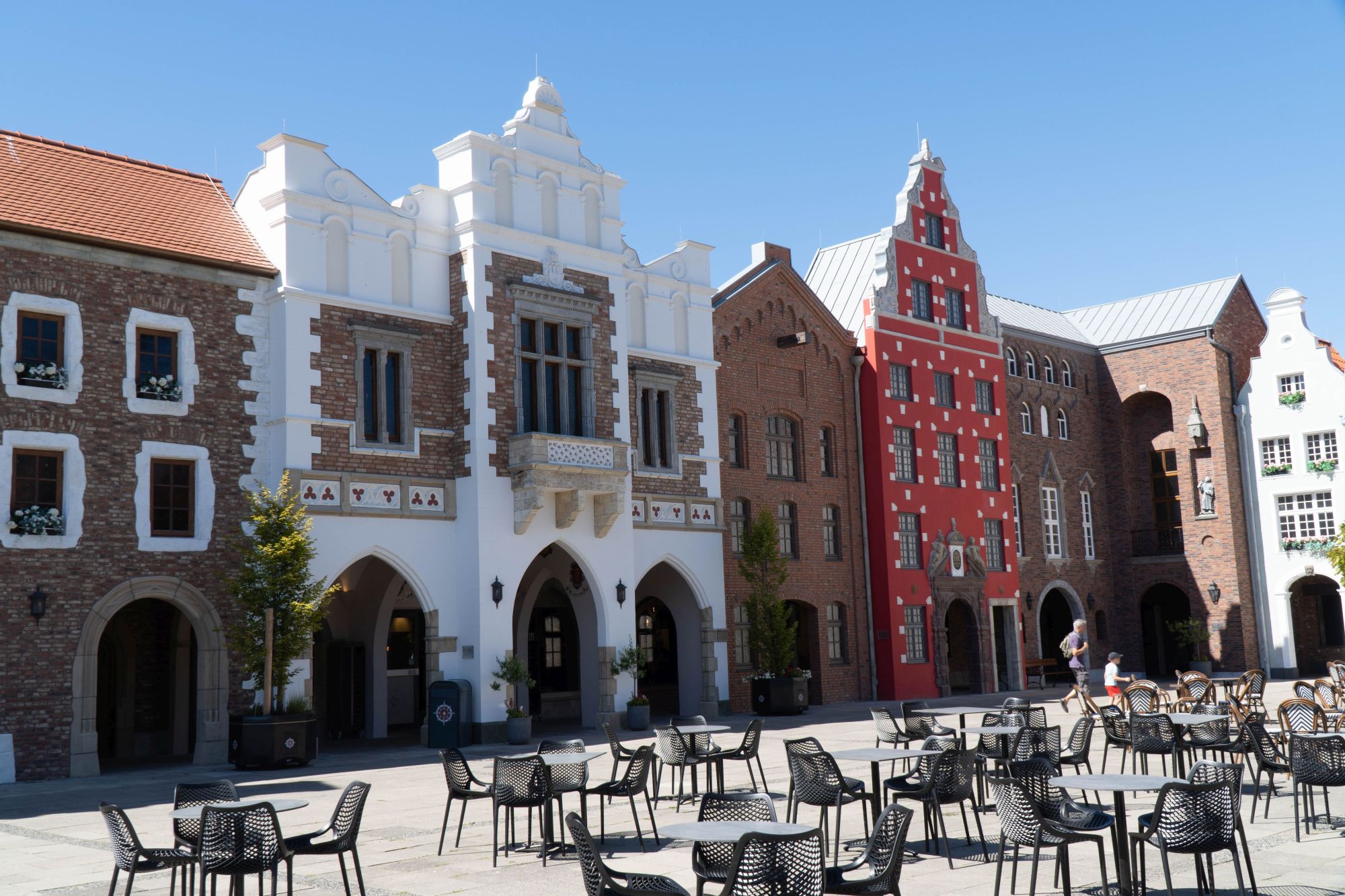 Die Terrasse des Restaurant Weltumsegler mit den Arkaden im Hintergrund.