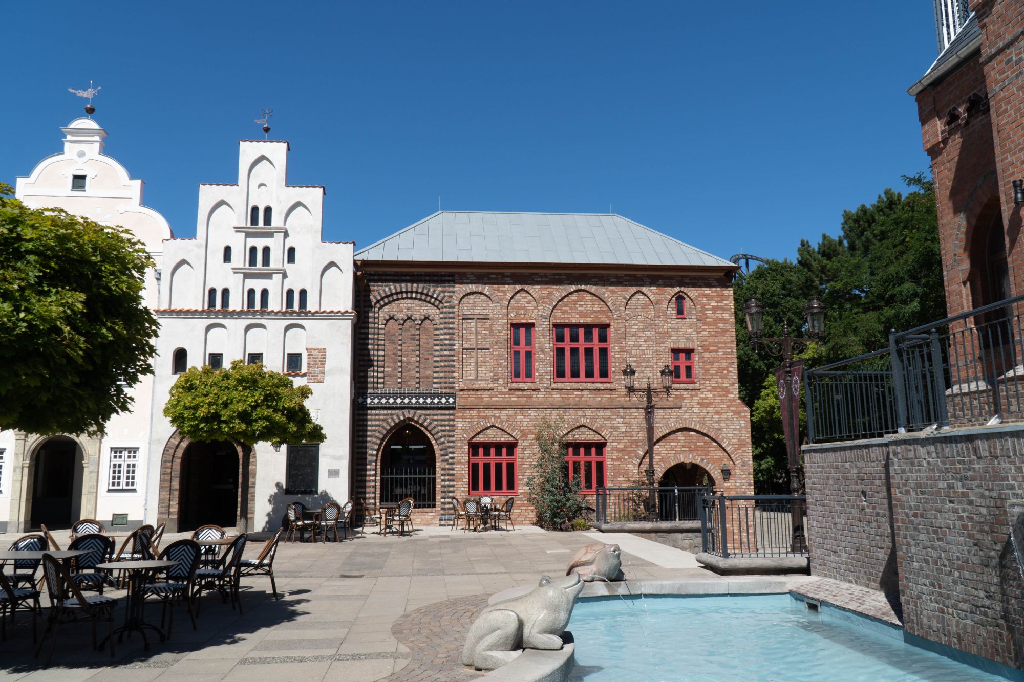 Die Arkaden der HANSE in EUROPA. Hier sind die drei Arkaden aus Riga neben dem Rathaus aus Stralsund.