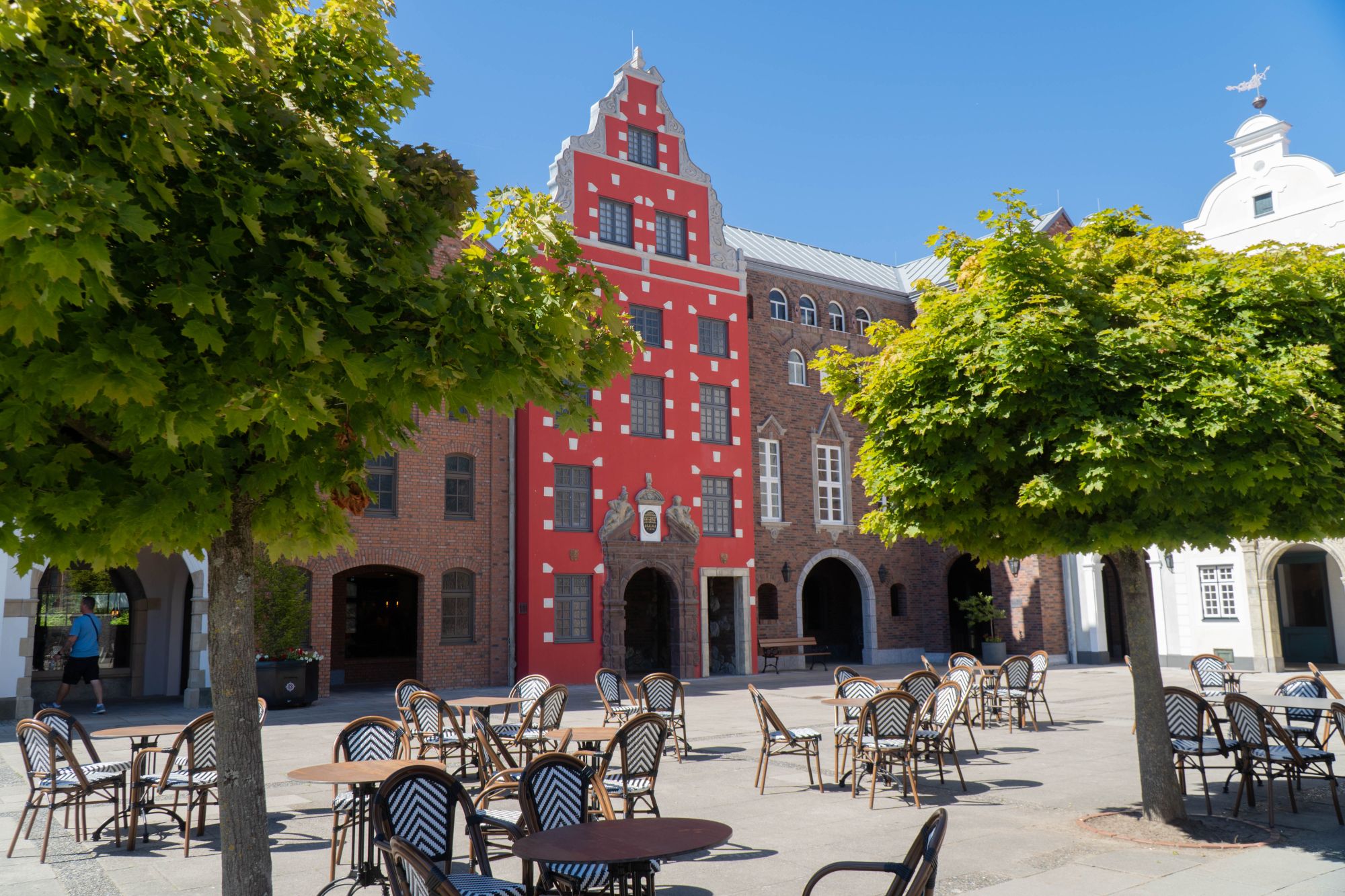 Terrasse des Restaurant Weltumsegler. Zwischen Bäumen die Stockholmer Gebäude.