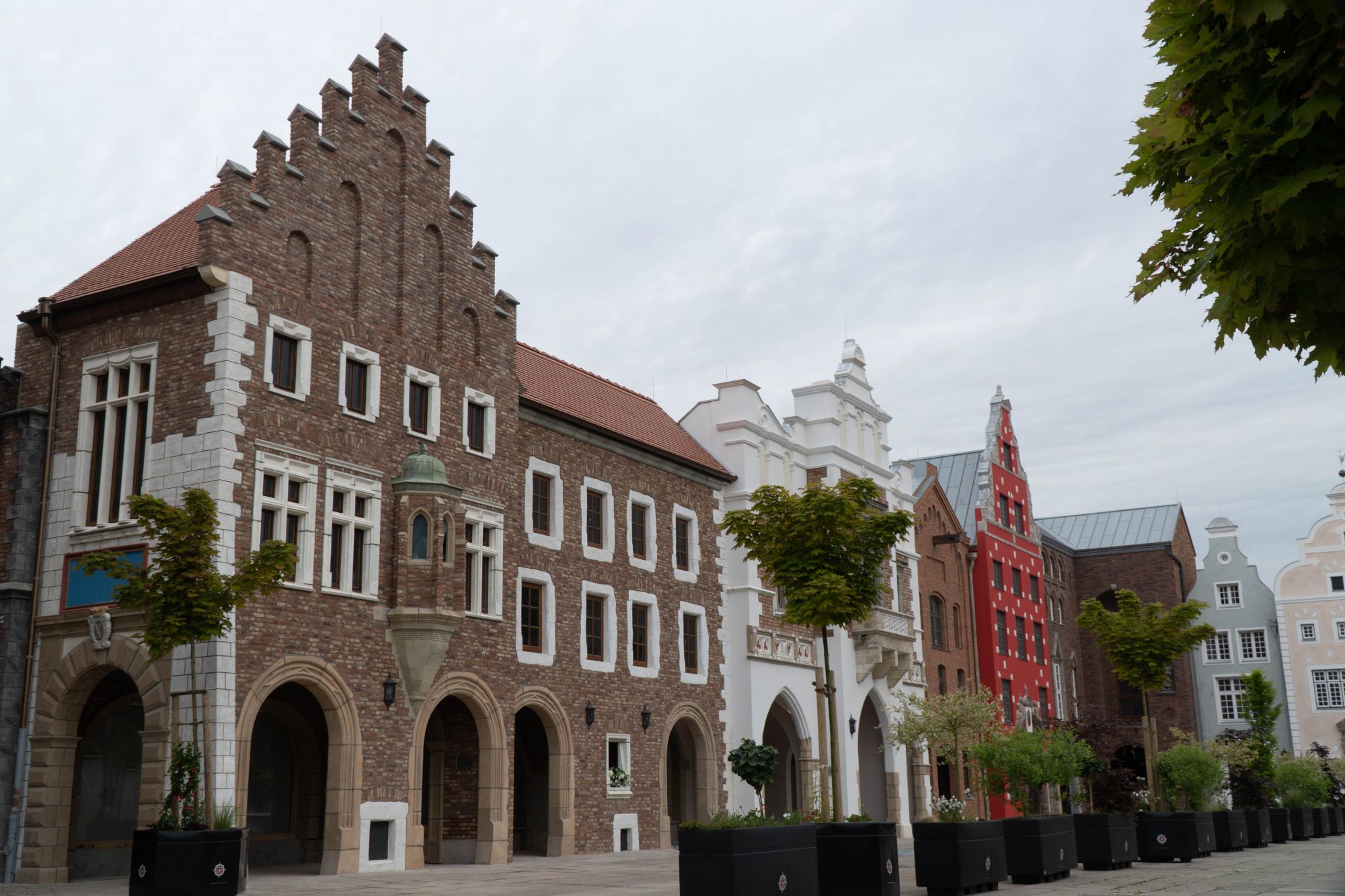 Die Arkaden der HANSE in EUROPA. Gebäude von Krakau sind die Verbindung zum Restaurant Weltumsegler.
