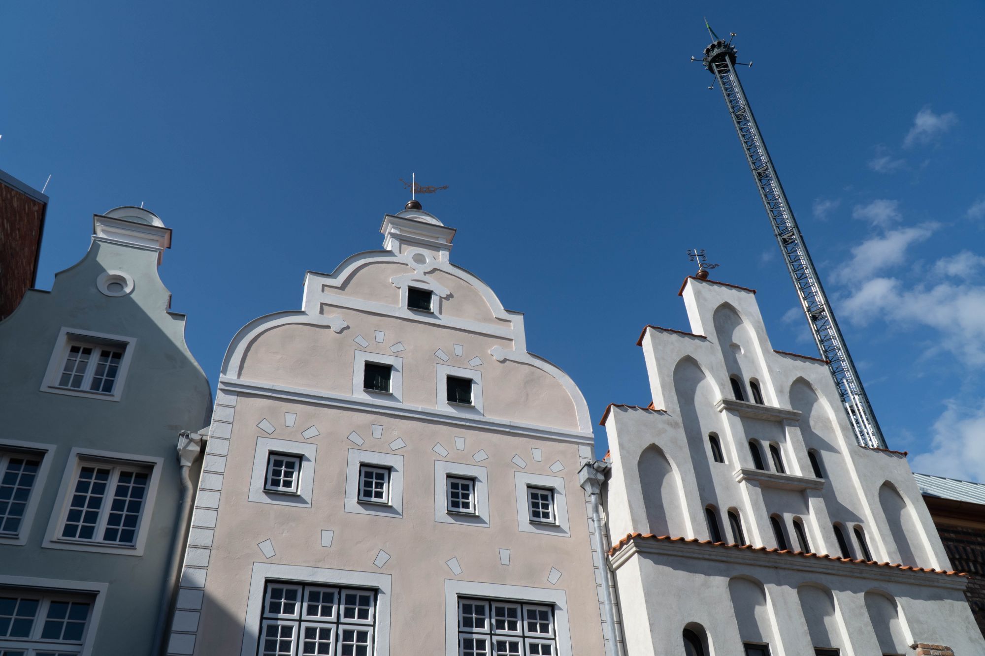 Die Arkaden der HANSE in EUROPA. Hier die drei Brüder und der Turm HIGHLANDER im Hintergrund.