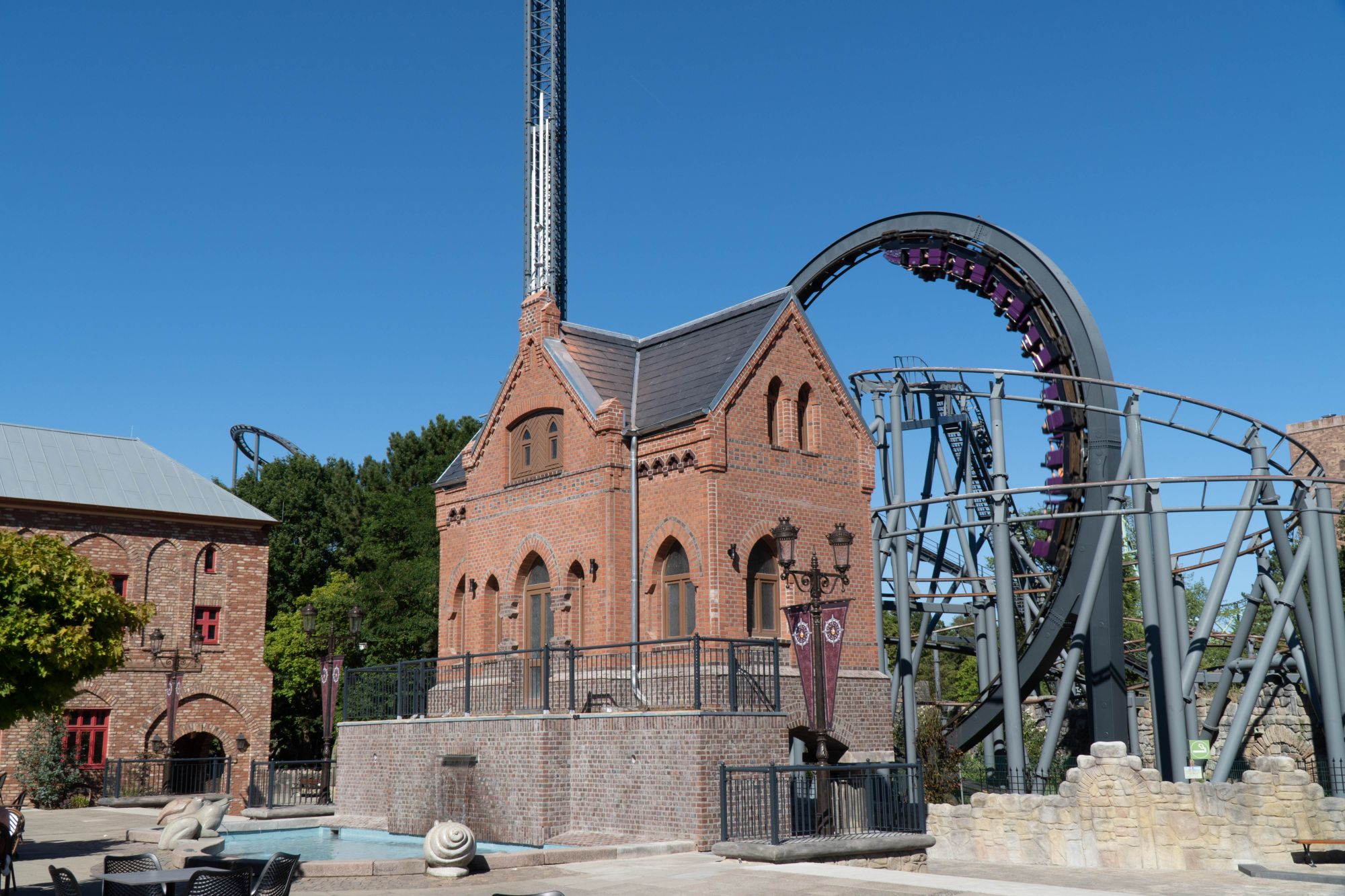 Das Gebäude des Hamburger Fleetschlösschen im Vordergrund. Im Hintergrund fährt die Nessi.