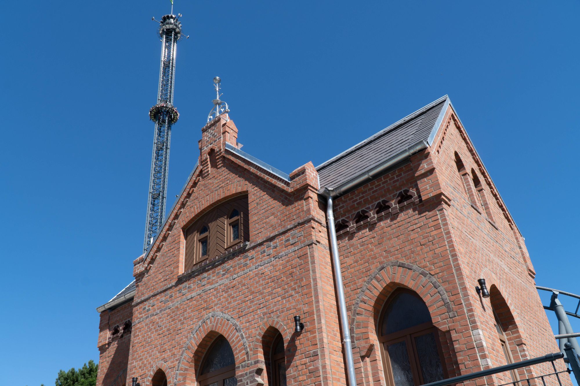 Das Gebäude des Hamburger Fleetschlösschen im Vordergrund. Im Hintergrund der Turm des HIGHLANDER.