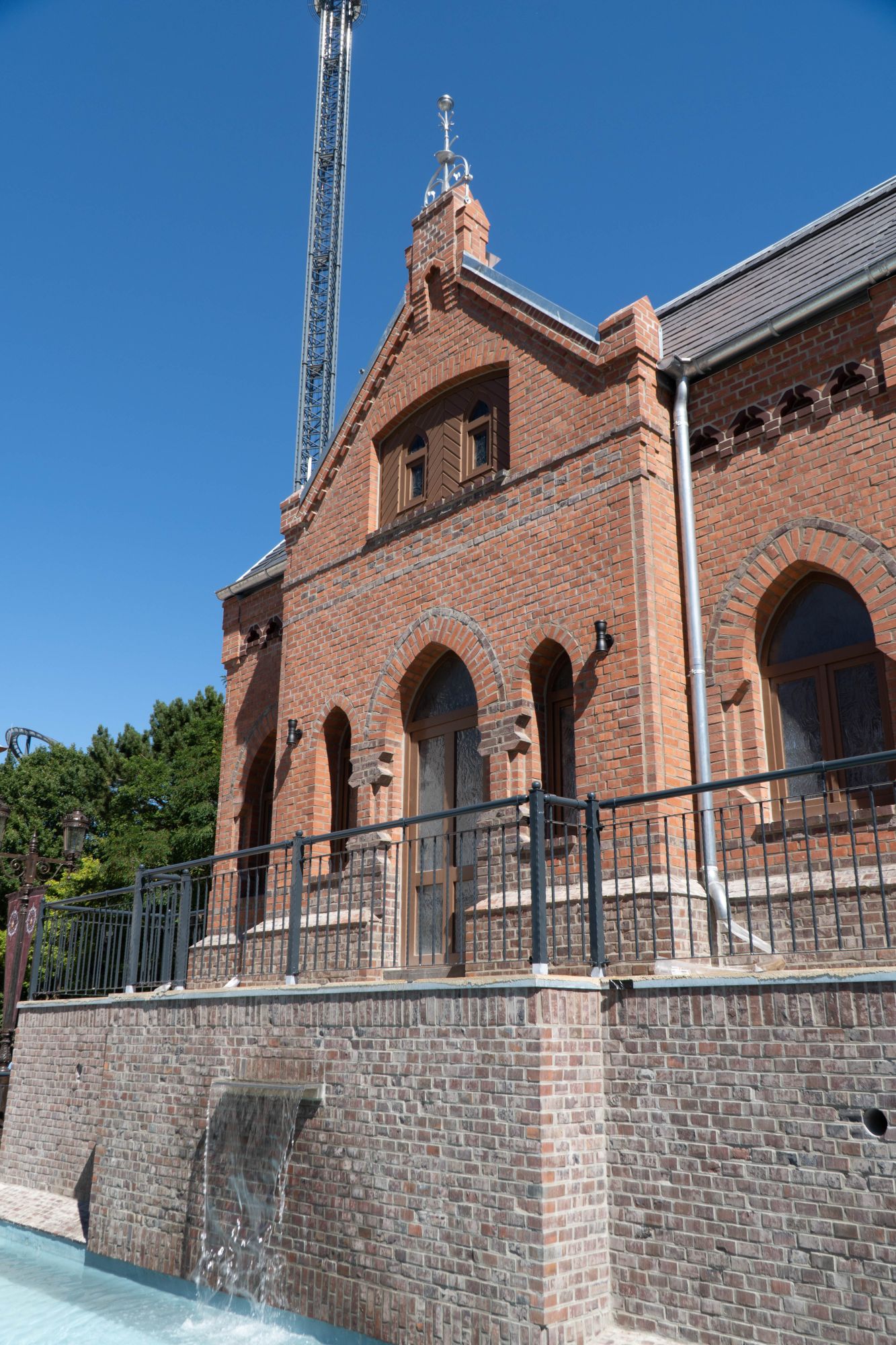 Der Giebel des Hamburger Fleetschlösschen im Vordergrund. Im Hintergrund der Turm des HIGHLANDER.