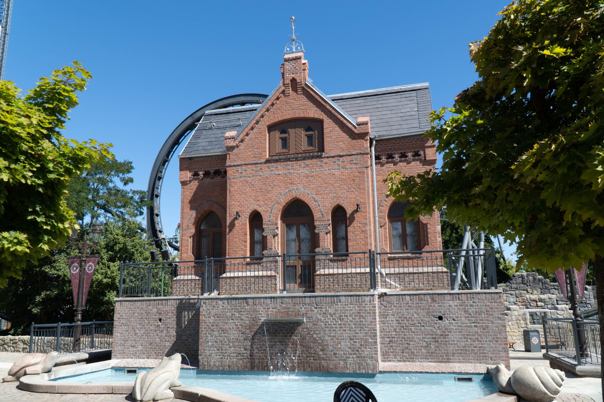 Das Hamburger Fleetschlösschen von vorne. Mit Wasserbecken davor.