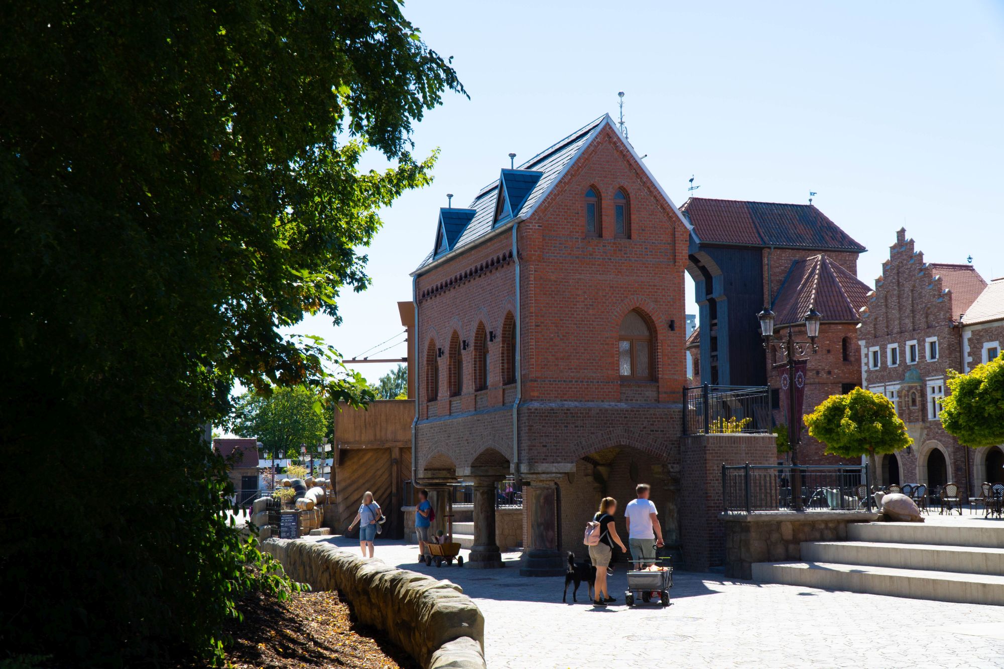 Hamburger Fleetschlösschen und Krantor von Danzig von weiter weg. Gäste laufen davor und daneben.