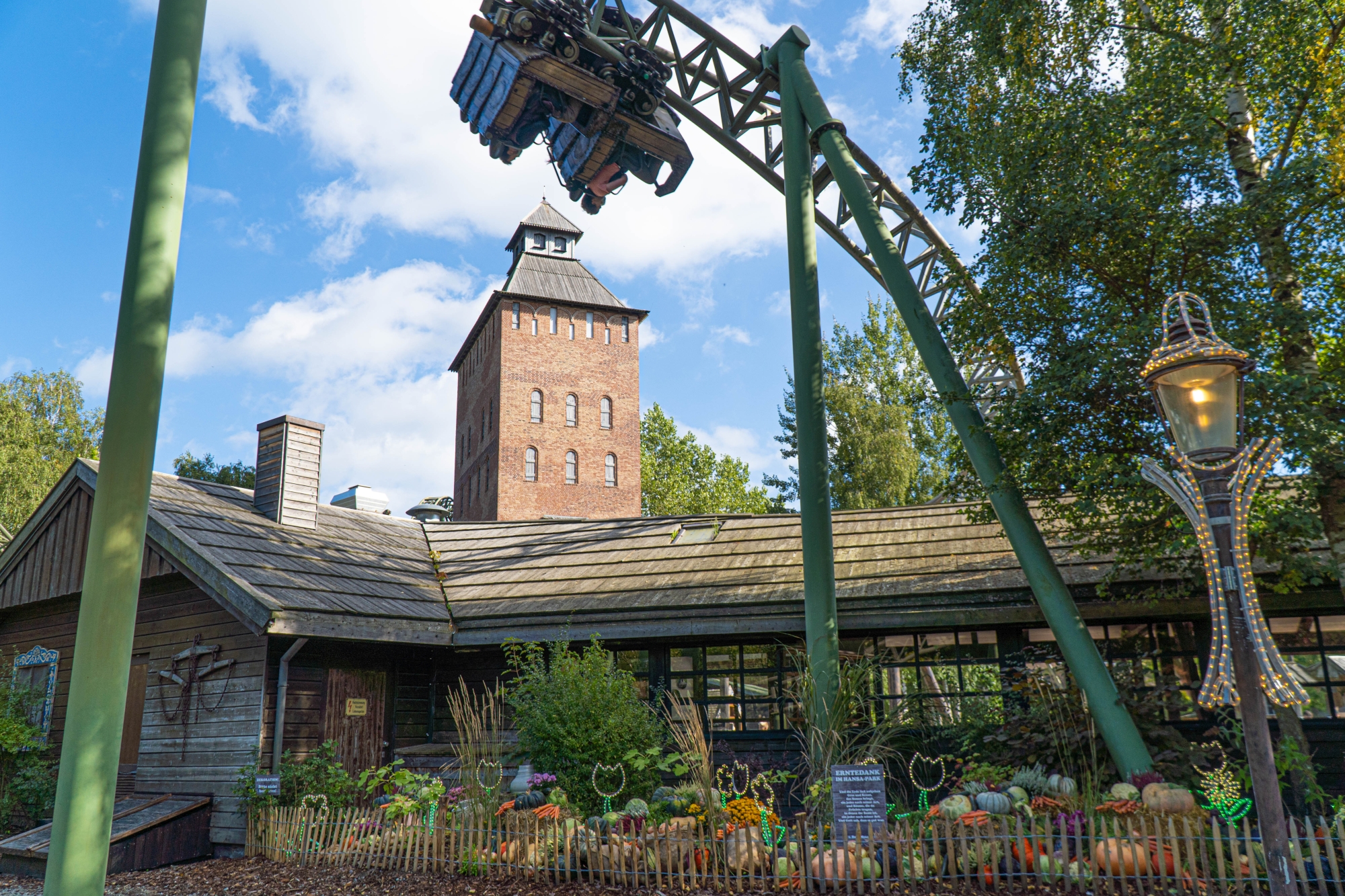 Ein Beet mit viel Gemüse und Blumen dekoriert. Darüber fährt der Wagen der Flucht von Novgorod.