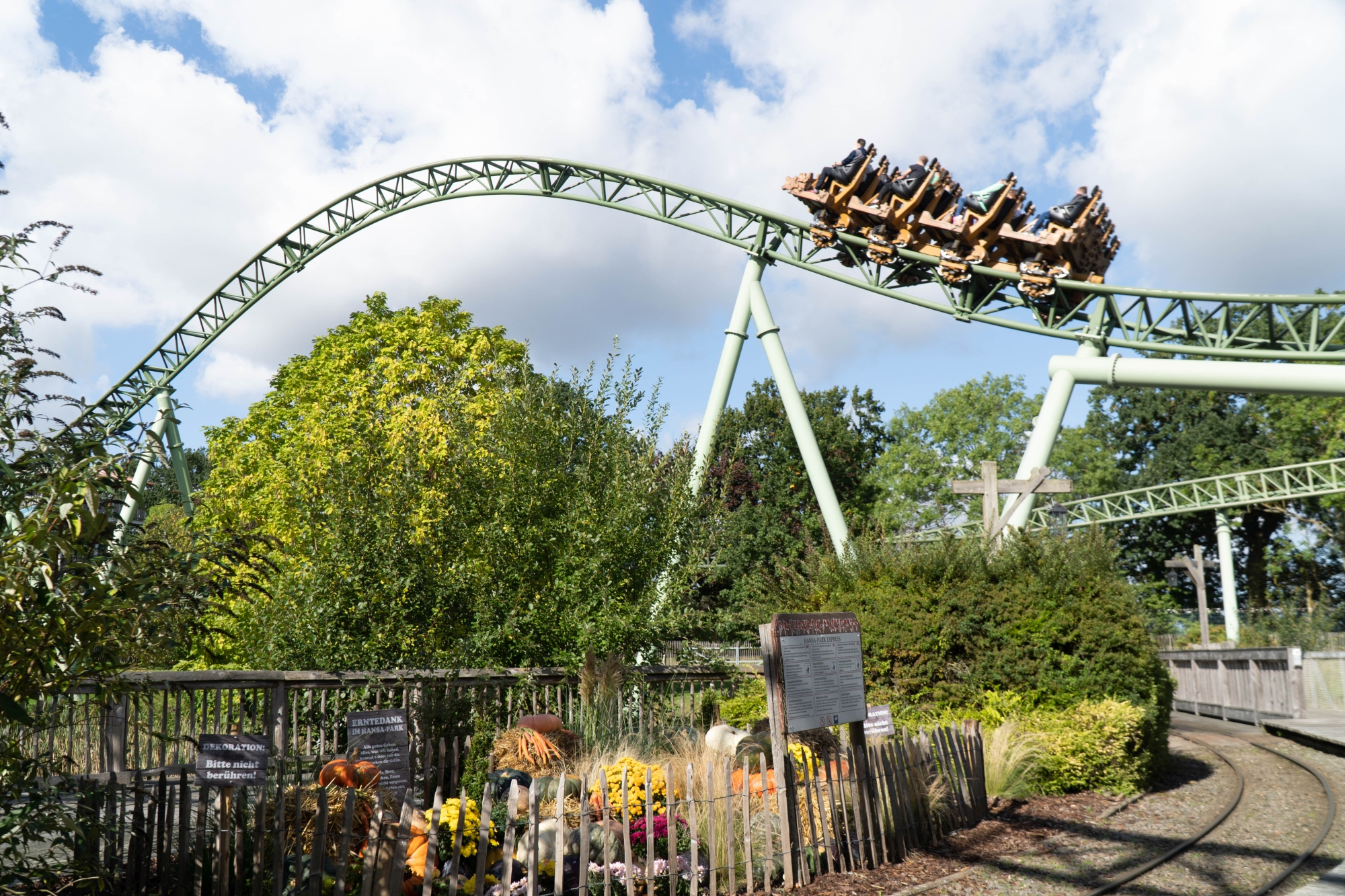 Ein Beet mit viel Gemüse und Blumen dekoriert. Darüber fährt der Wagen des Schwur des KÄRNAN.