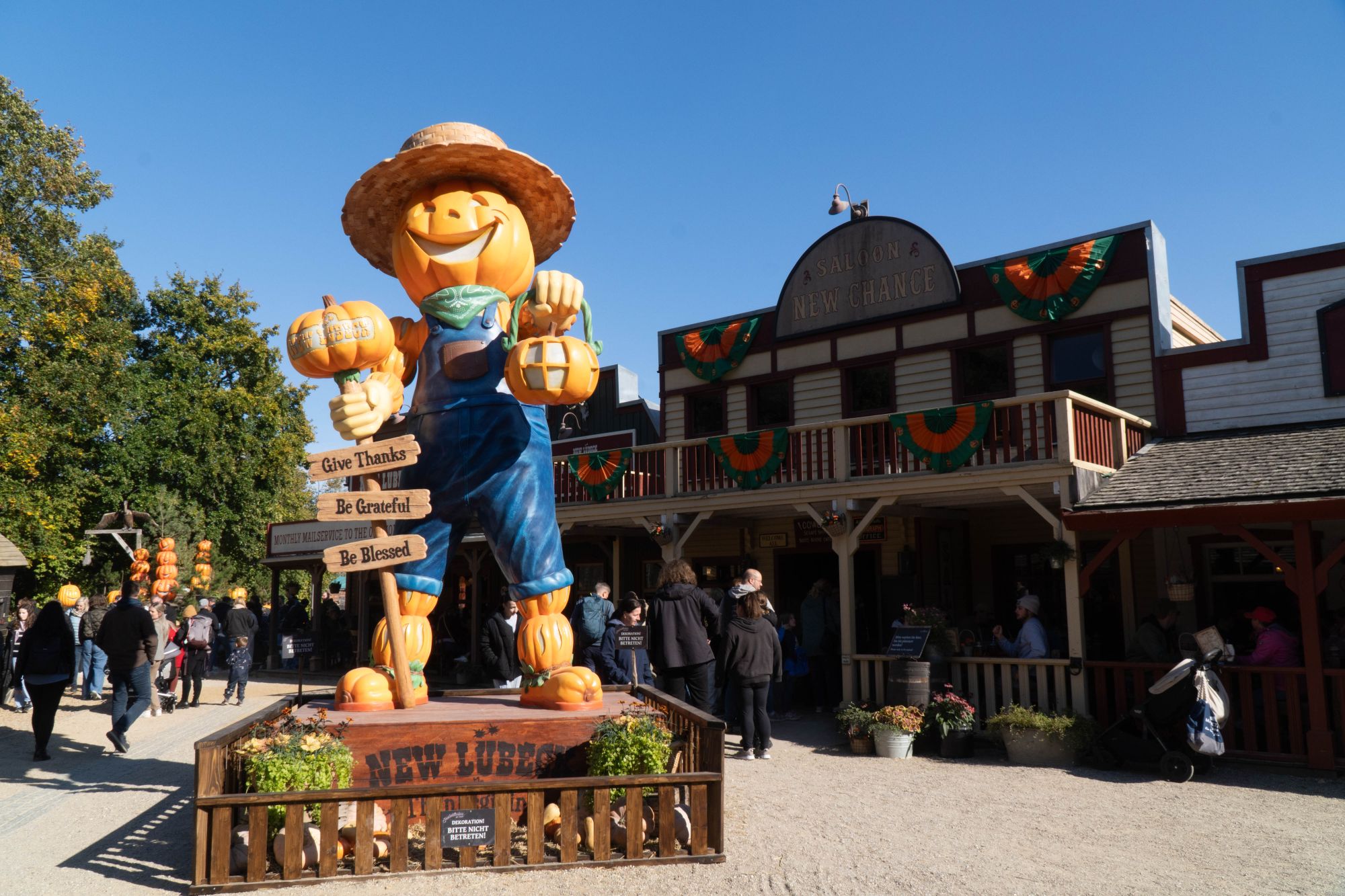John Field Figur auf Sockel vor dem Saloon