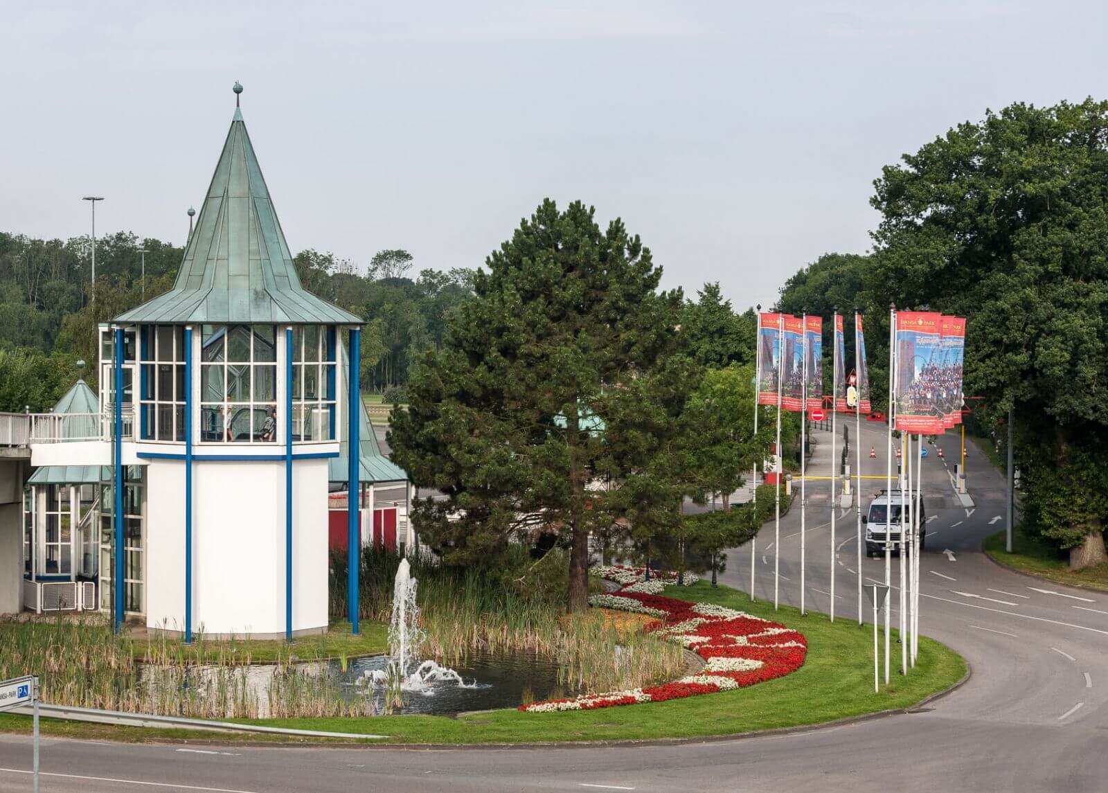 Vom HANSA-PARK-Großparkplatz fährt ein Auto runter. Links befindet sich der Rolltreppenturm.