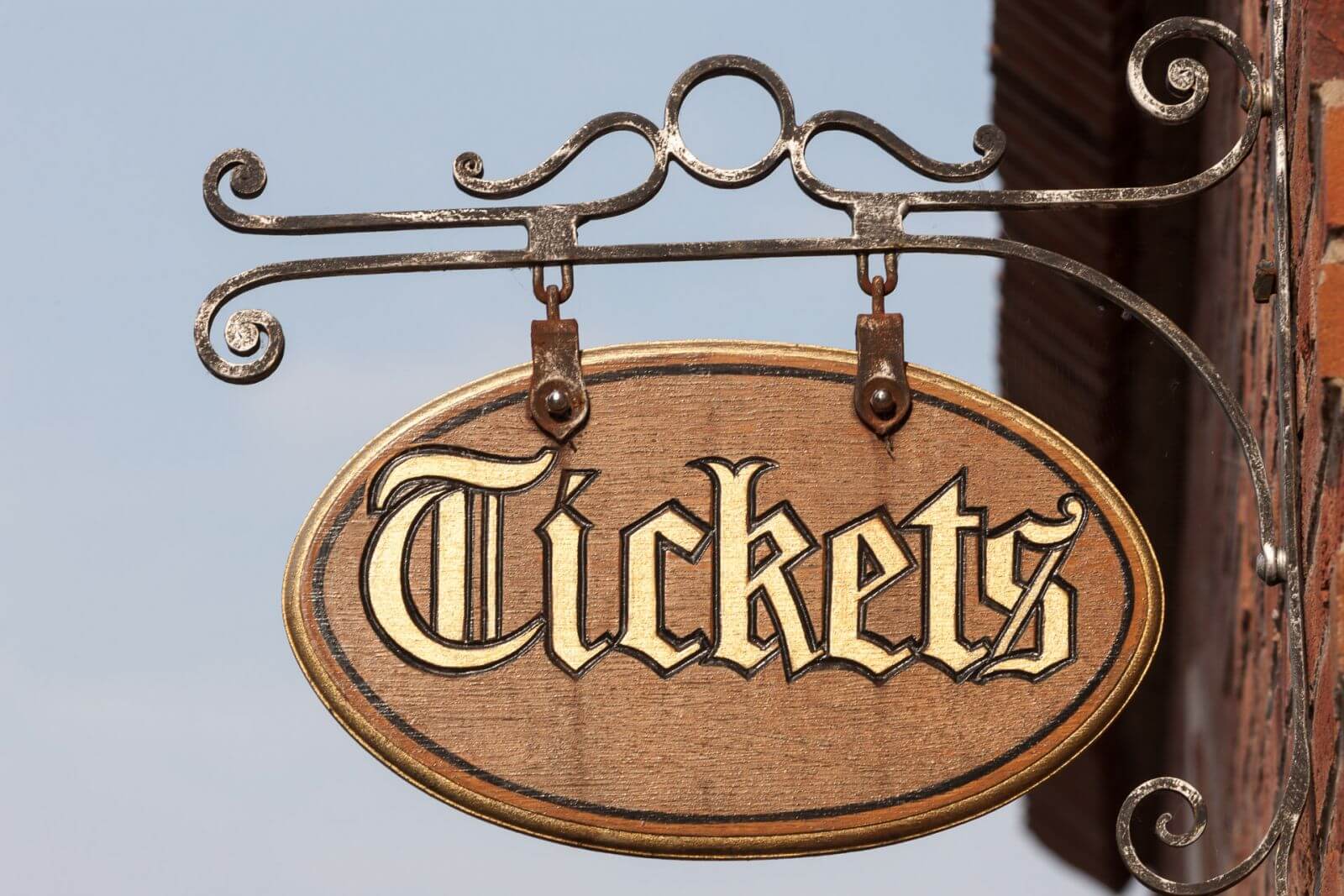 An einer Fassade hängt ein Schild mit dem Schriftzug: Tickets. Hier bekommt man HANSA-PARK-Tickets.