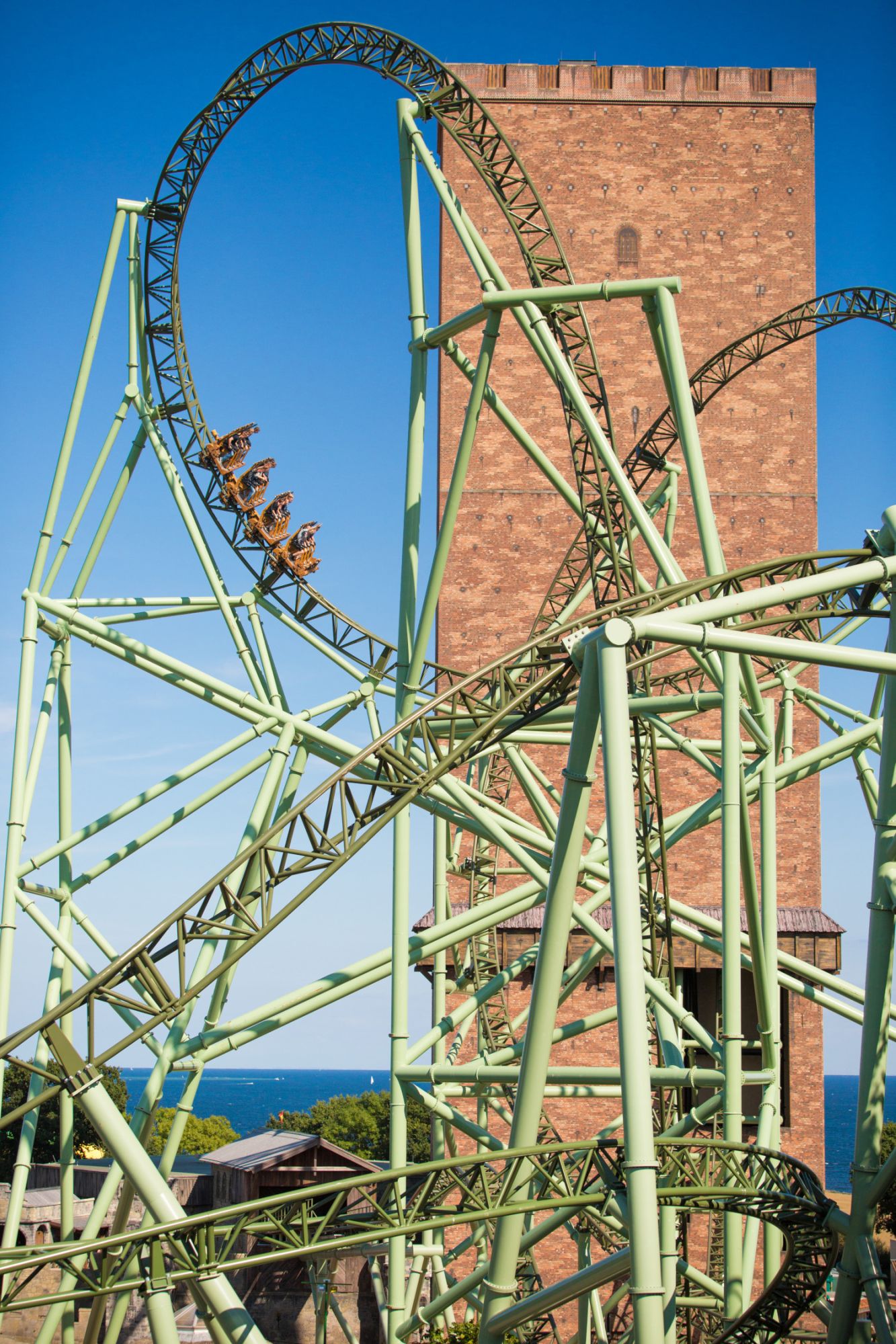 Der Schwur des KÄRNAN im Zentrum. Der Wagen in der Mitte im Herzelements. Die Ostsee im Hintergrund.